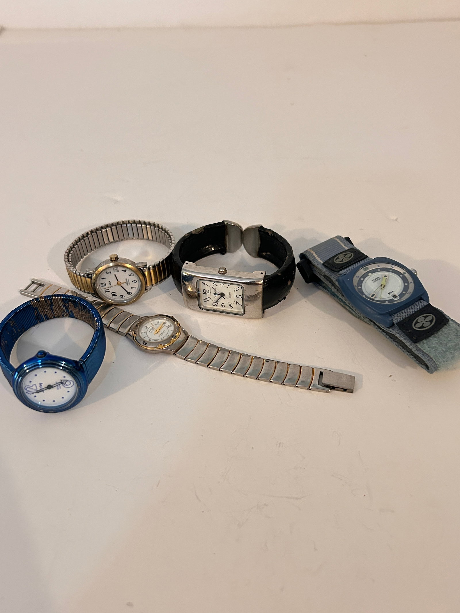 Vintage Lot of 5 nice untested watches: Vintage Lot of 5 nice untested watches Please view all photos as they are part of the description and condition of this Item, Feel free to contact me with questions or picture requests! Used Item AS I