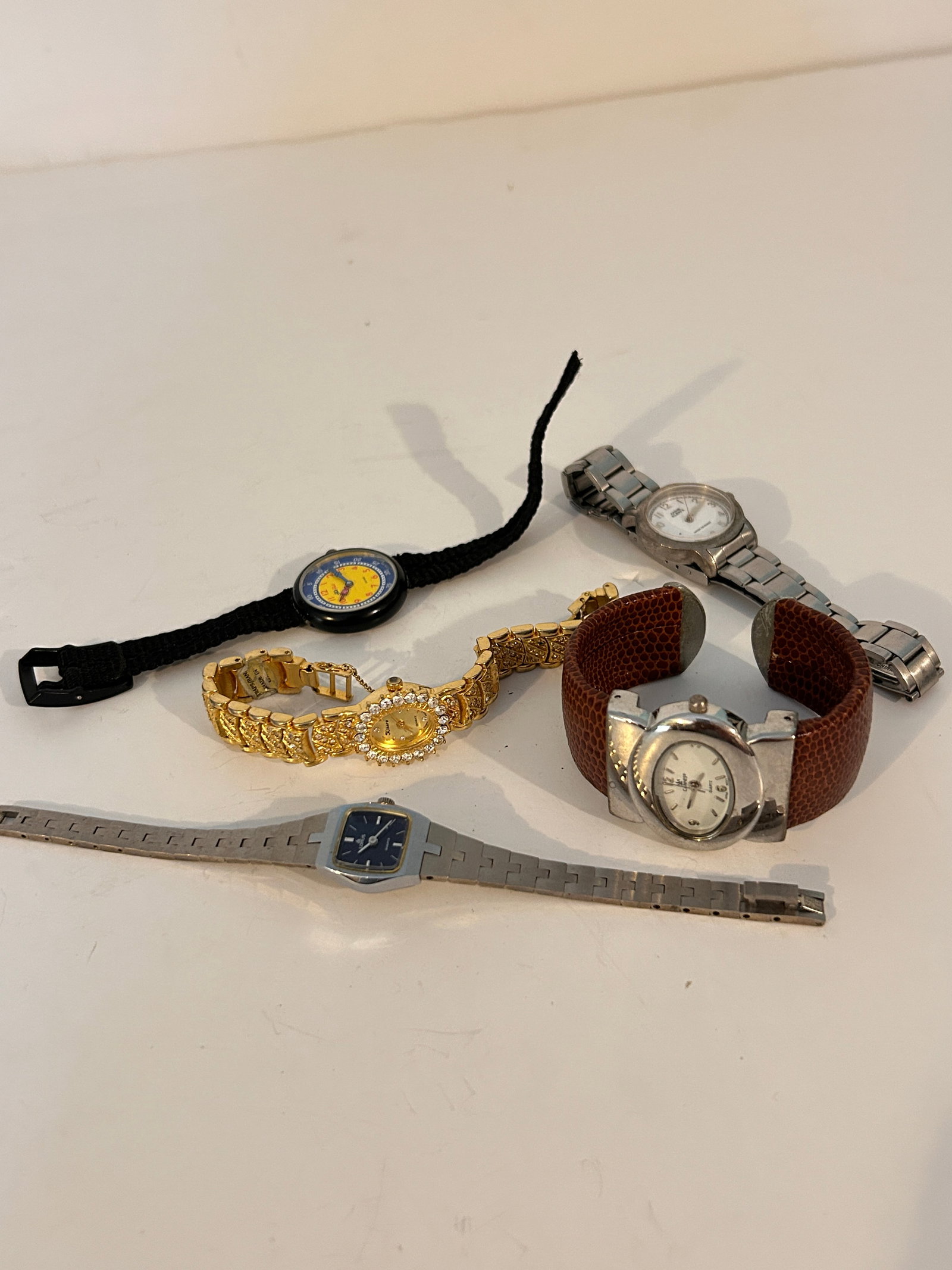 Vintage Lot of 5 nice untested watches: Vintage Lot of 5 nice untested watches Please view all photos as they are part of the description and condition of this Item, Feel free to contact me with questions or picture requests! Used Item AS I