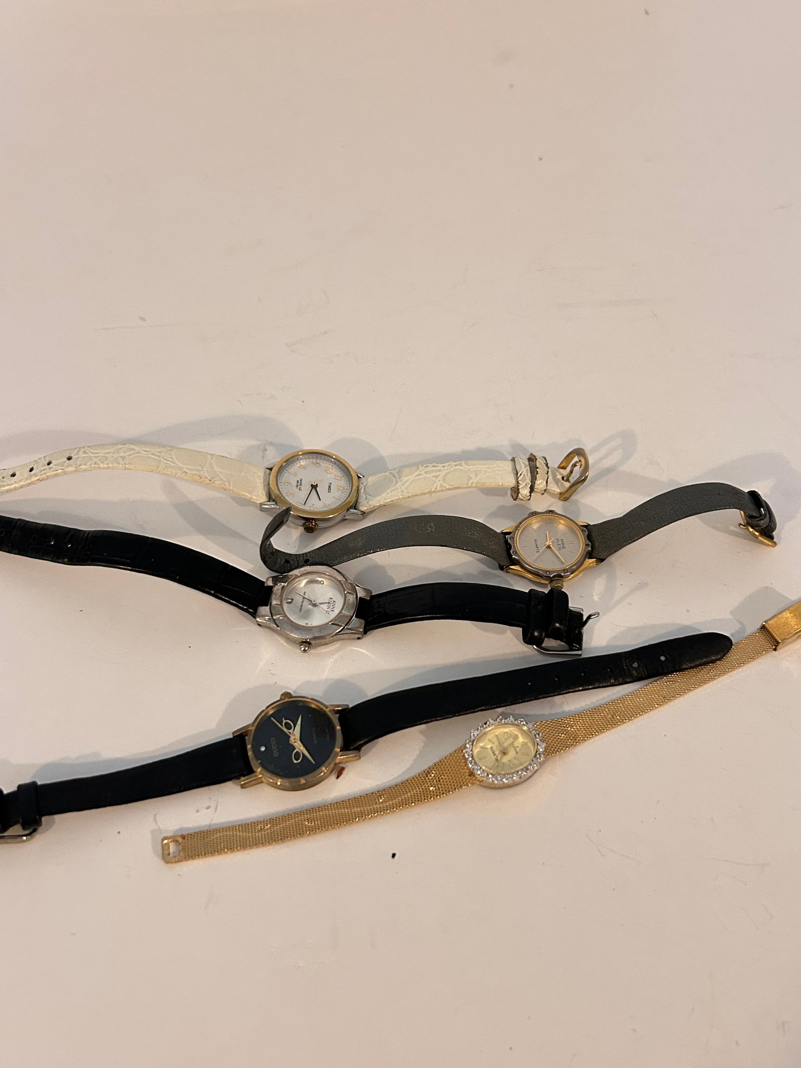 Vintage Lot of 5 nice untested watches: Vintage Lot of 5 nice untested watches Please view all photos as they are part of the description and condition of this Item, Feel free to contact me with questions or picture requests! Used Item AS I