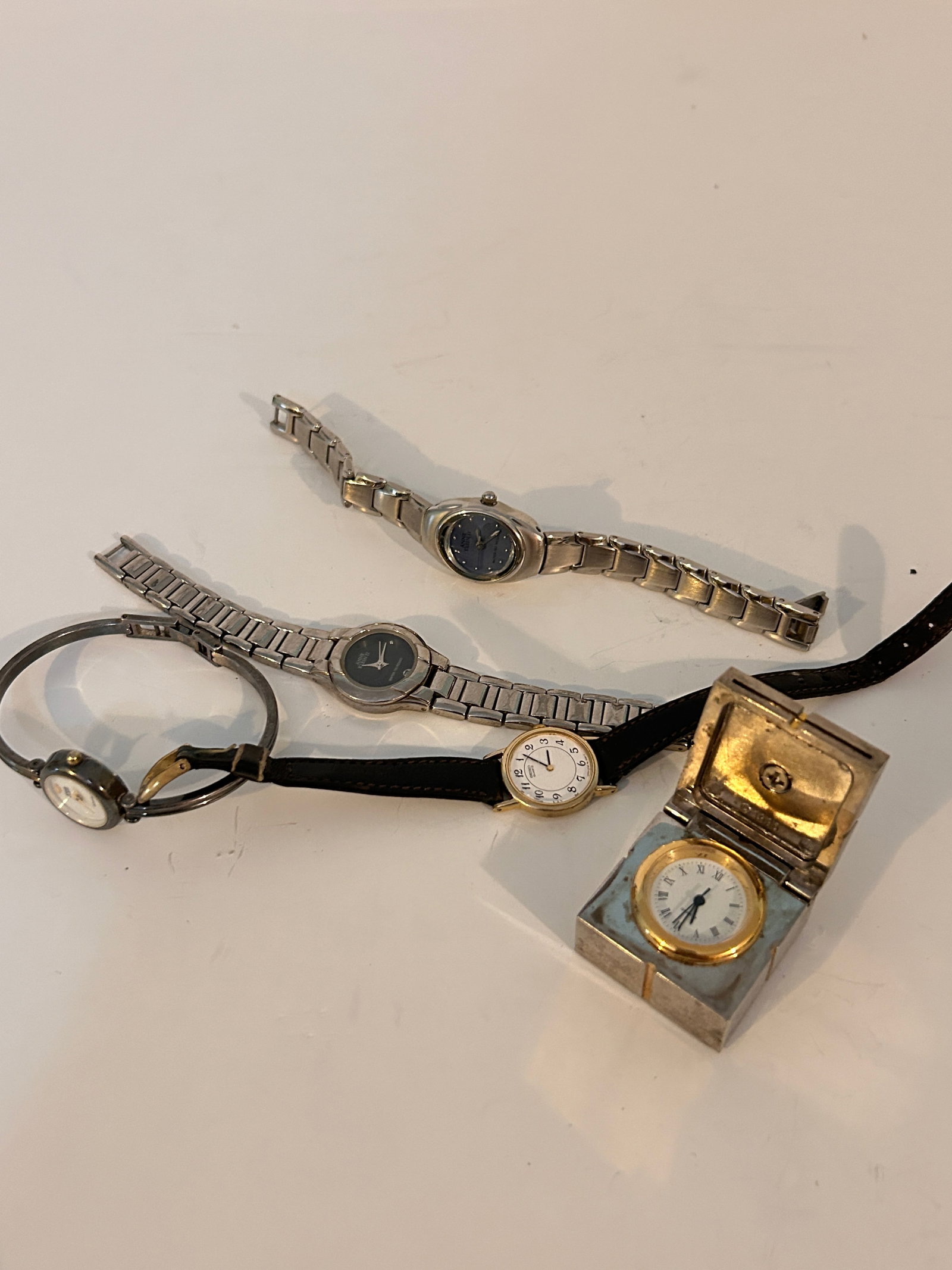 Vintage Lot of 5 nice untested watches: Vintage Lot of 5 nice untested watches Please view all photos as they are part of the description and condition of this Item, Feel free to contact me with questions or picture requests! Used Item AS I