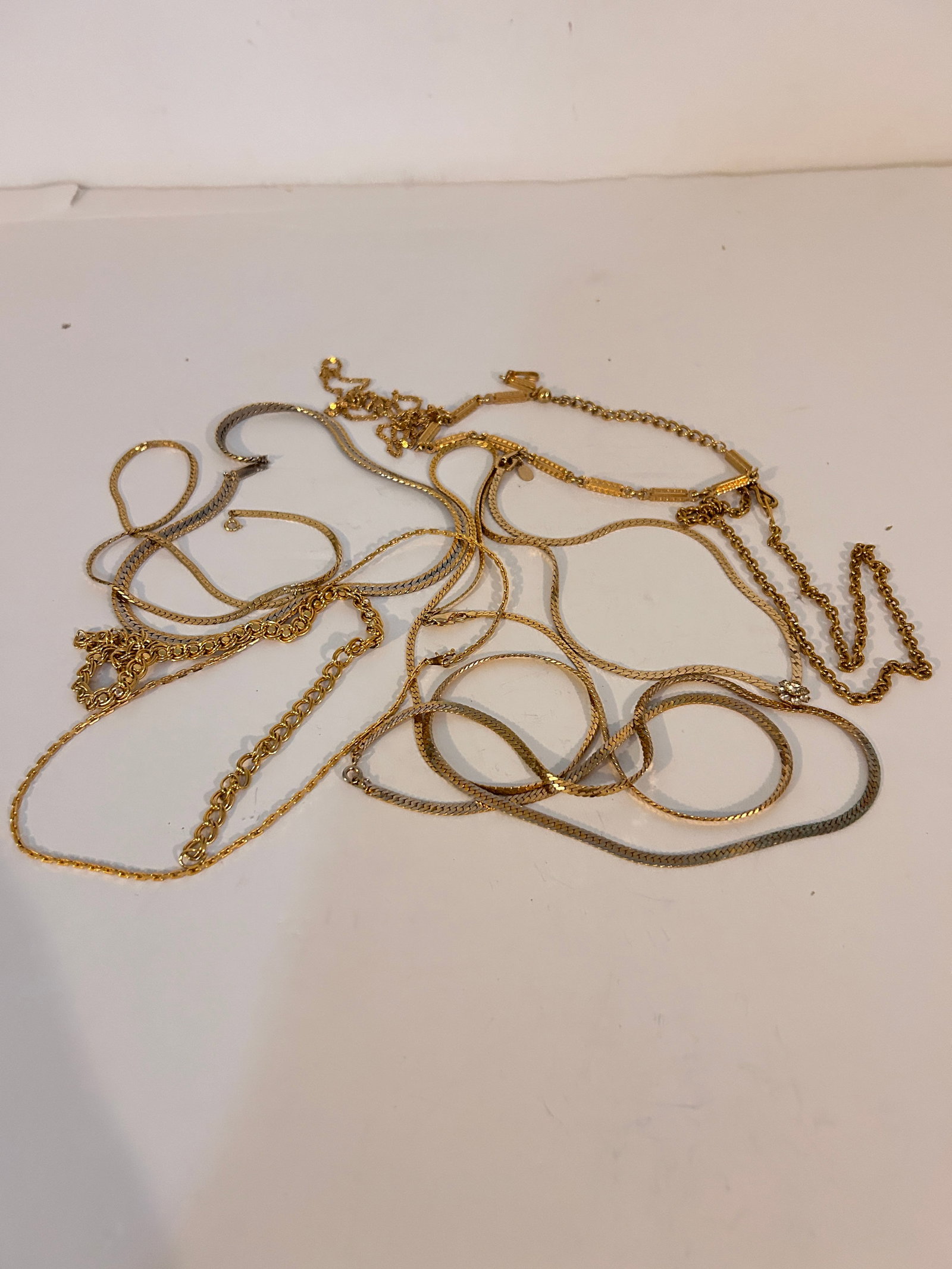 Vintage Lot of 10 gold tone Necklaces: Vintage Lot of 10 gold tone Necklaces Please view all photos as they are part of the description and condition of this Item, Feel free to contact me with questions or picture requests! Used Item AS IS