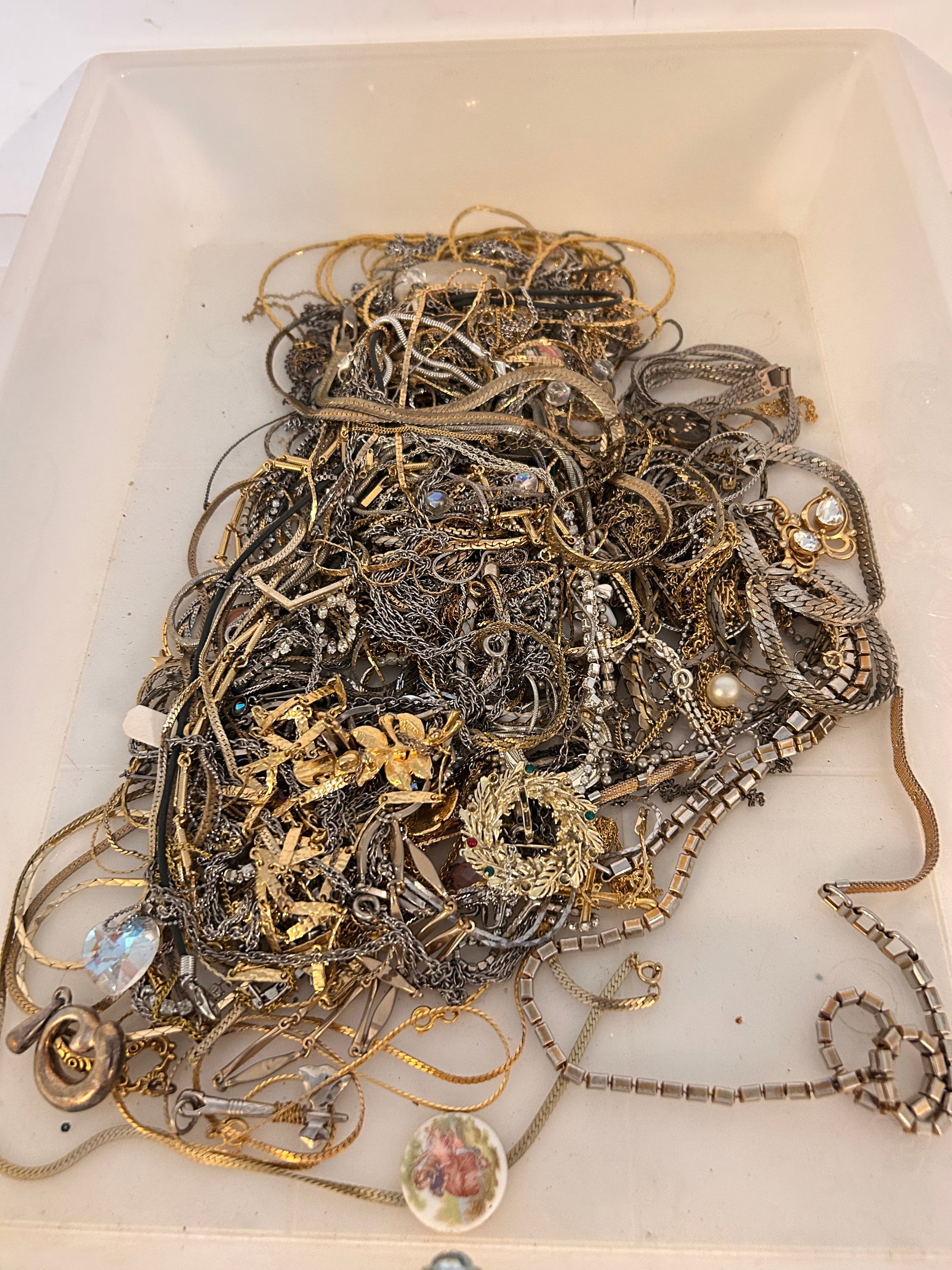 VintageLot of Mixed tangled Silvertone and Gold tone Necklaces a bunch: VintageLot of Mixed tangled Silvertone and Gold tone Necklaces a bunch Please view all photos as they are part of the description and condition of this Item, Feel free to contact me with questions or 