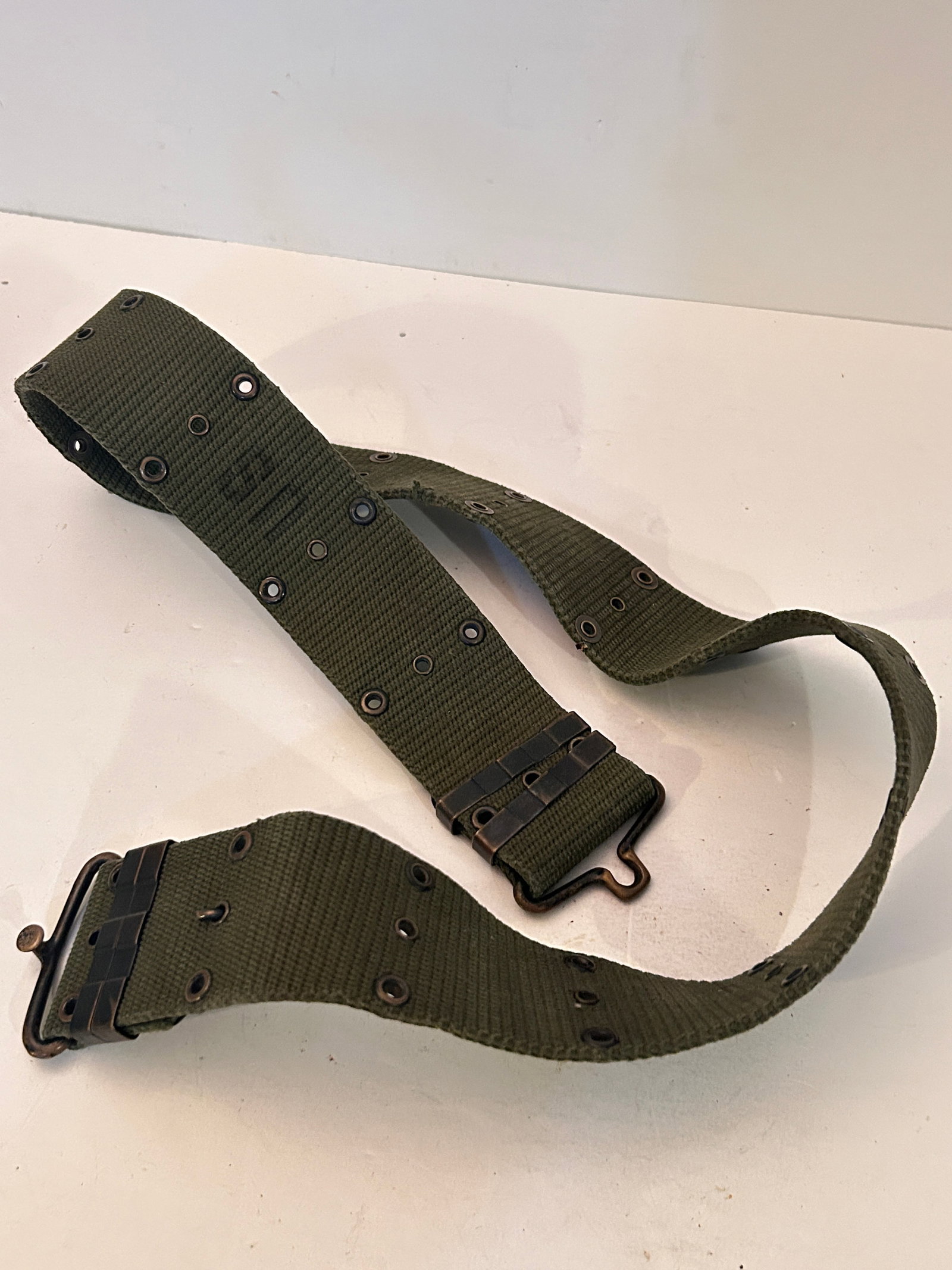 Vietnam War US Army M1936 Pistol Belt: Vietnam War US Army M1936 Pistol Belt Please view all photos as they are part of the description and condition of this Item, Feel free to contact me with questions or picture requests! Used Item AS IS