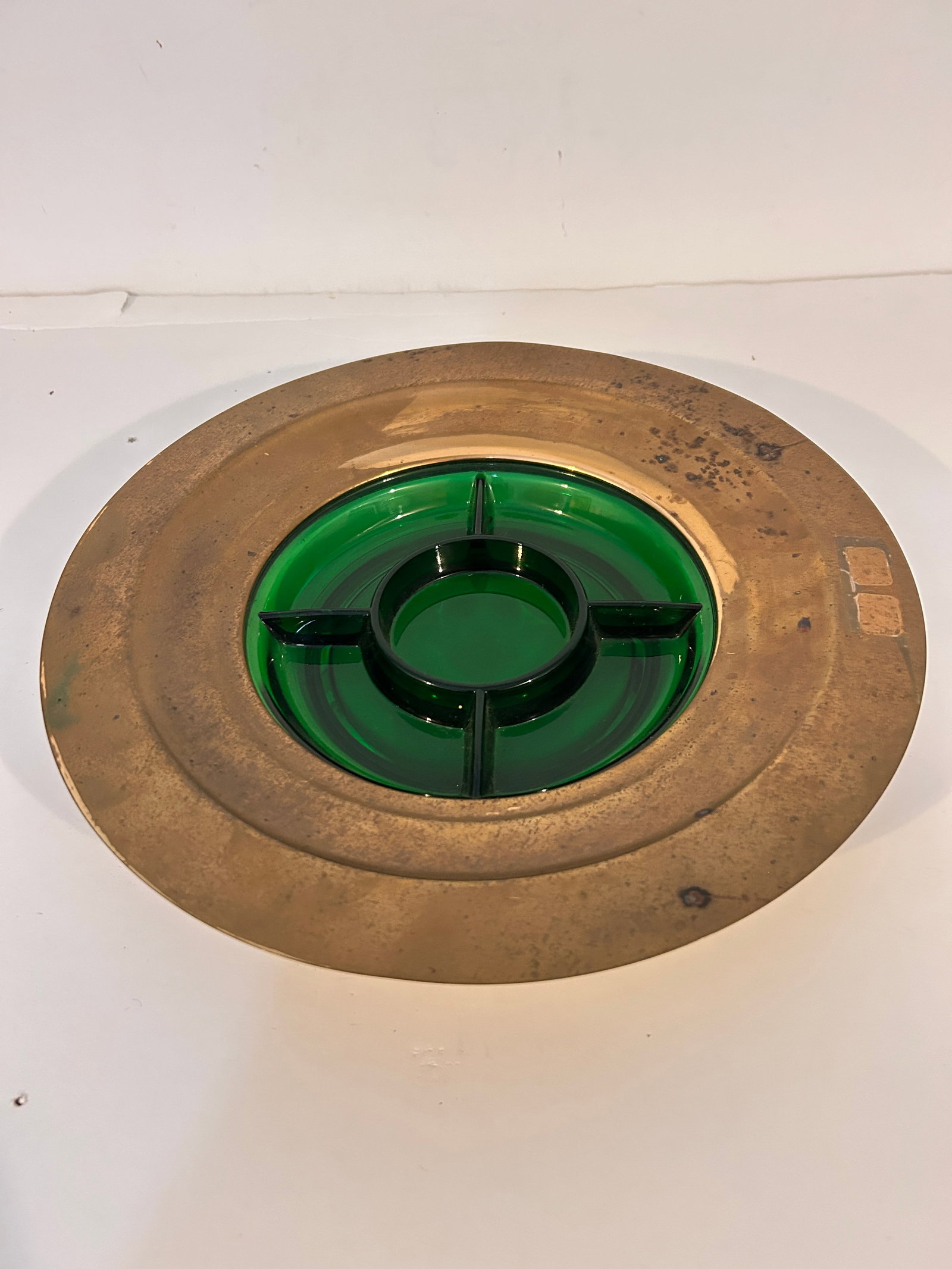 Vintage Brass Emerald Green Glo Dish: Vintage Brass Emerald Green Glo Dish Please view all photos as they are part of the description and condition of this Item, Feel free to contact me with questions or picture requests! Used Item AS IS