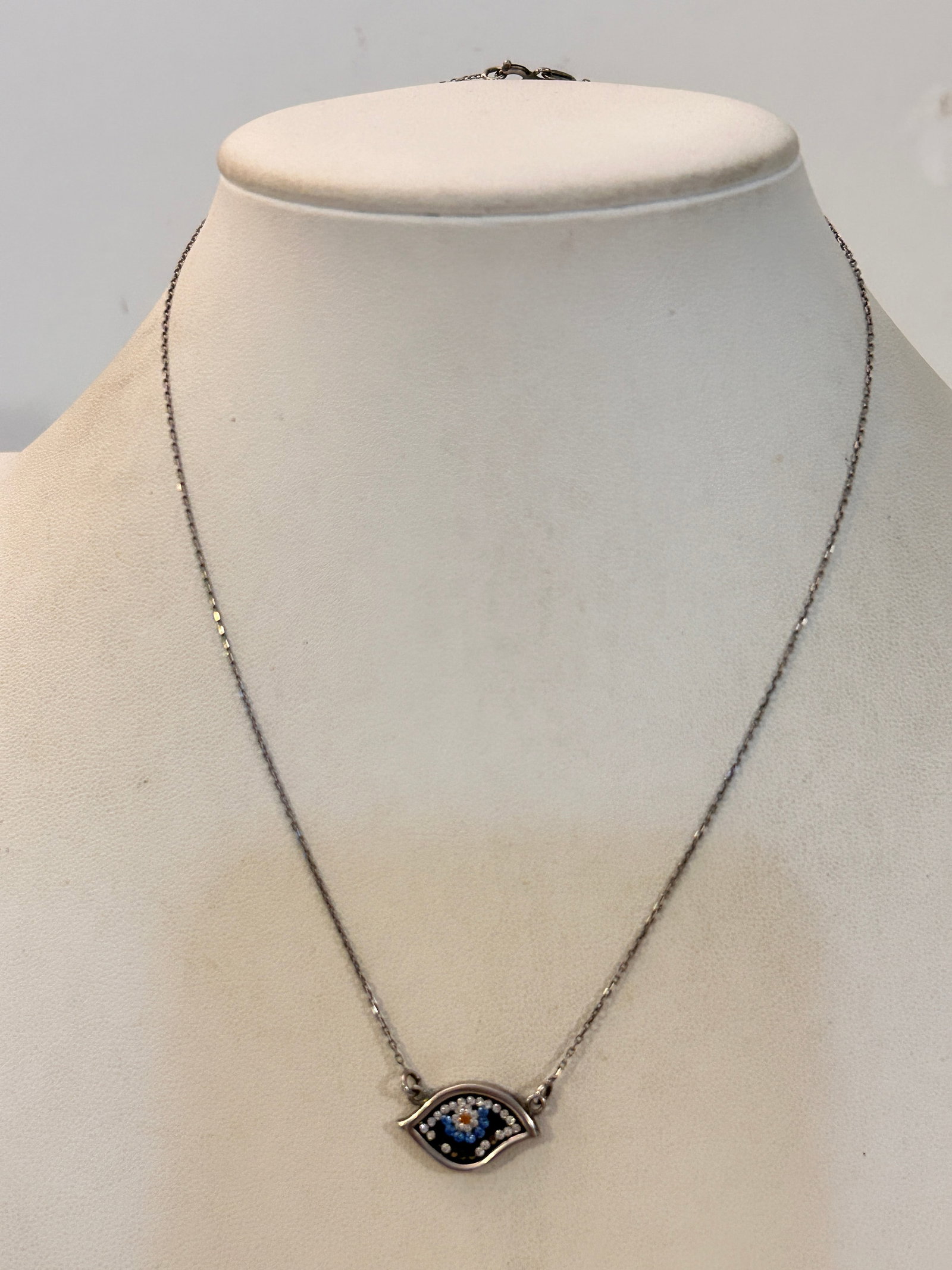 Vintage Seing Eye Sterling Silver Necklace: Vintage Seing Eye Sterling Silver Necklace Please view all photos as they are part of the description and condition of this Item, Feel free to contact me with questions or picture requests! Used Item 