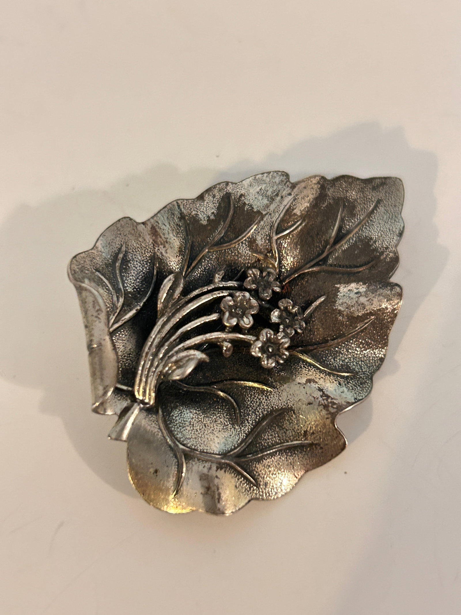 vintage JewelArt sterling silver brooch Leaf design: vintage JewelArt sterling silver brooch Leaf design Please view all photos as they are part of the description and condition of this Item, Feel free to contact me with questions or picture requests! U