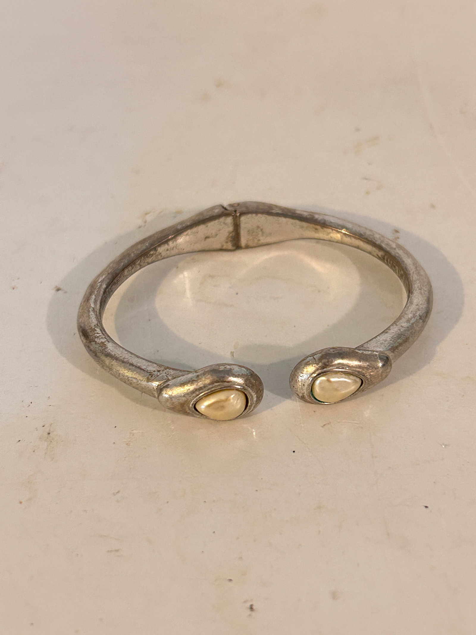 Vintage lucky brand hinged Bracelet 6" warn: Vintage lucky brand hinged Bracelet 6" warnPlease view all photos as they are part of the description and condition of this Item, Feel free to contact me with questions or picture requests! Used Item 