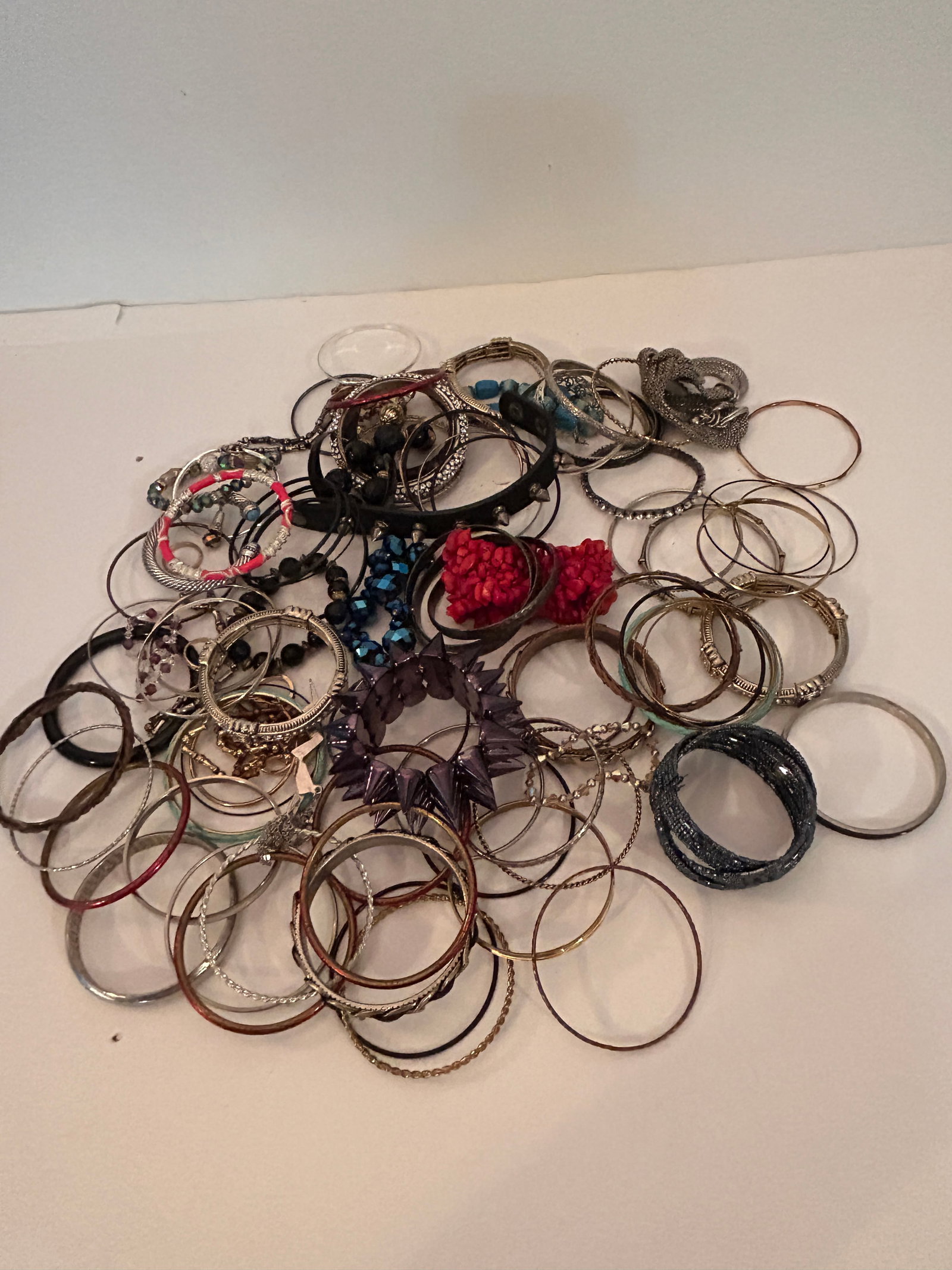 Vintage Lot of Mixed Bracelets: Vintage Lot of Mixed Bracelets Please view all photos as they are part of the description and condition of this Item, Feel free to contact me with questions or picture requests! Used Item AS IS
