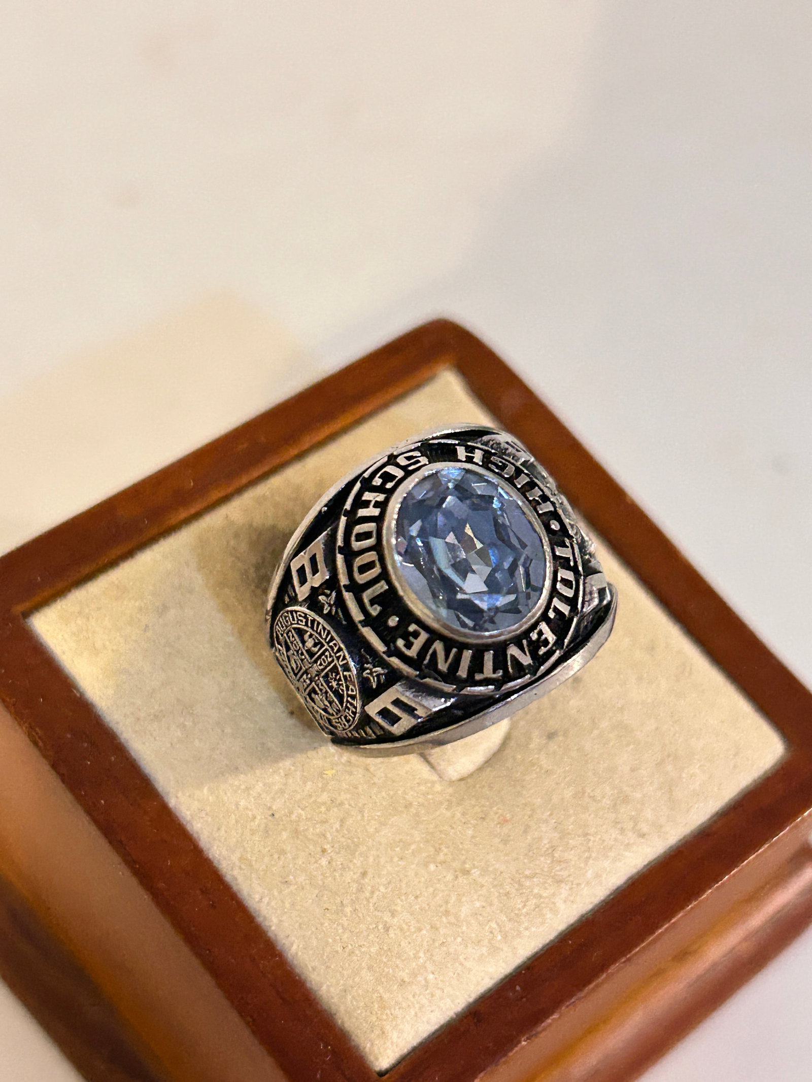 1986 Tolentine High School Blue Stone Stainless Class Ring Sz. 9.5 HJ ULT (1 of 4)