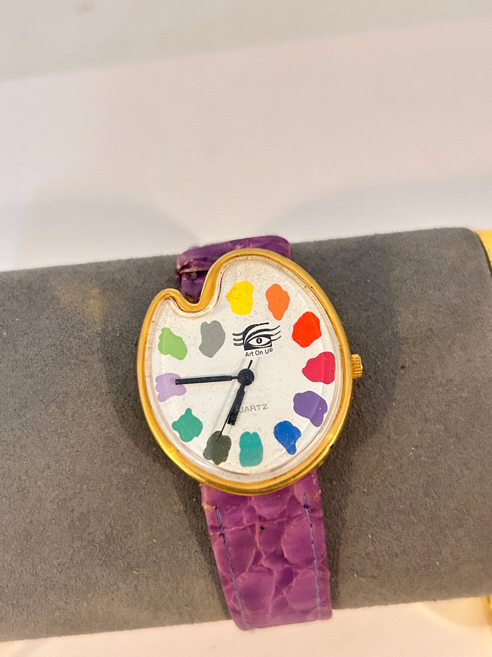 Vintage St. Marin "Art On U" wristwatch features a unique paint palette needs bat: Vintage St. Marin "Art On U" wristwatch features a unique paint palette needs bat Please view all photos as they are part of the description and condition of this Item, Feel free to contact me with qu