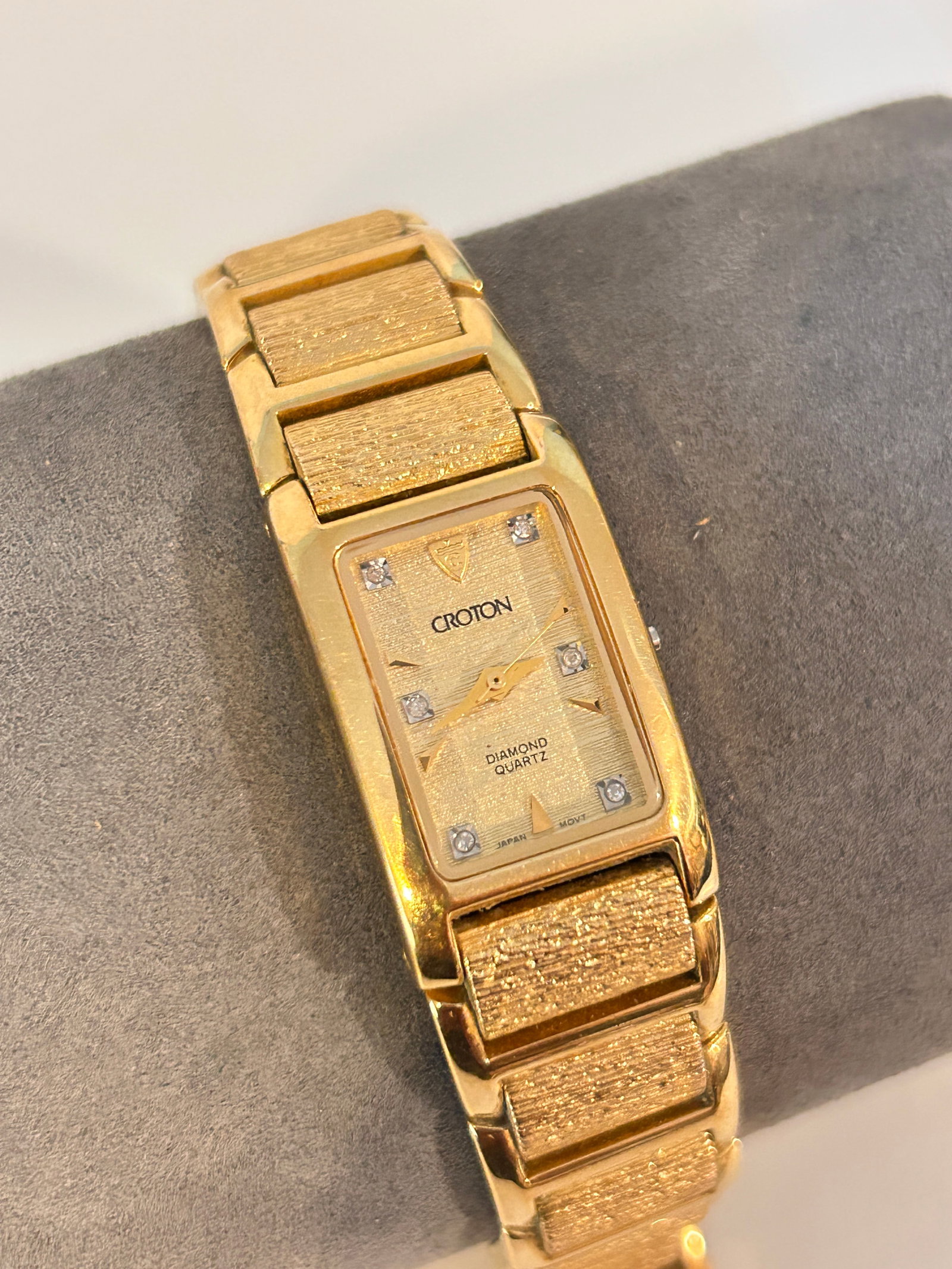 Gold-tone Croton Quartz watch needs bat: Gold-tone Croton Quartz watch needs batPlease view all photos as they are part of the description and condition of this Item, Feel free to contact me with questions or picture requests! Used Item AS I