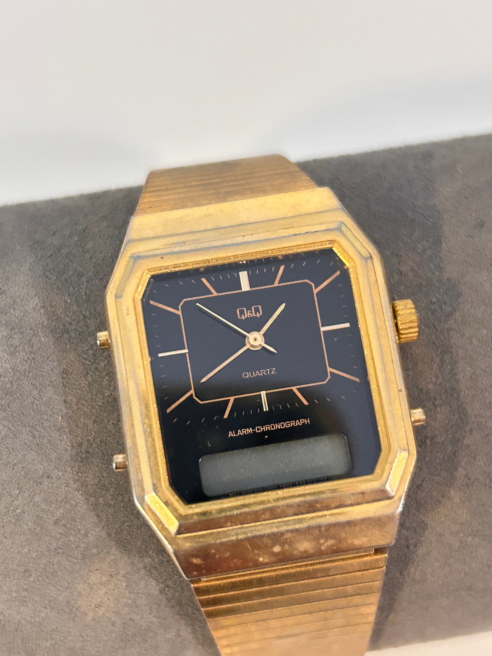 Vintage Q&Q men's watch featuring a gold-toned square case needs bat (1 of 4)