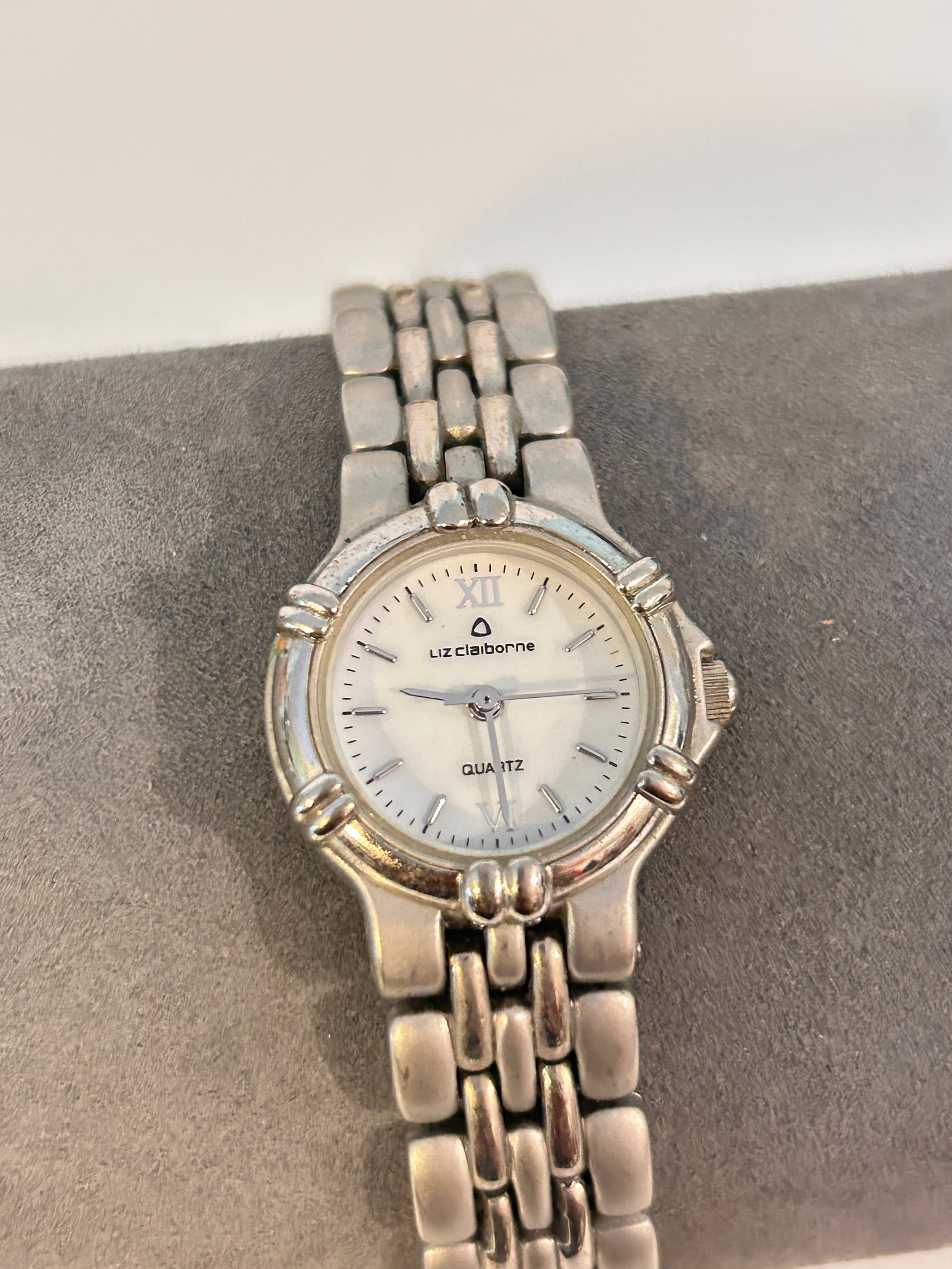 Liz Claiborne Vintage Ladies Quartz Watch needs bat (1 of 5)