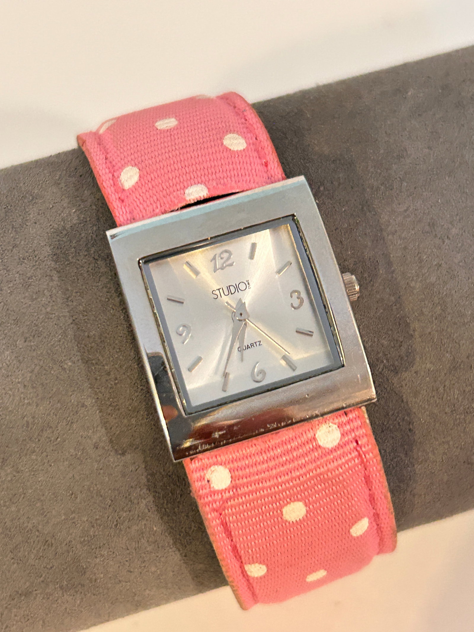 Studio Time Pink Bracelet Analog Wrist Watch needs bat: Studio Time Pink Bracelet Analog Wrist Watch needs bat Please view all photos as they are part of the description and condition of this Item, Feel free to contact me with questions or picture requests