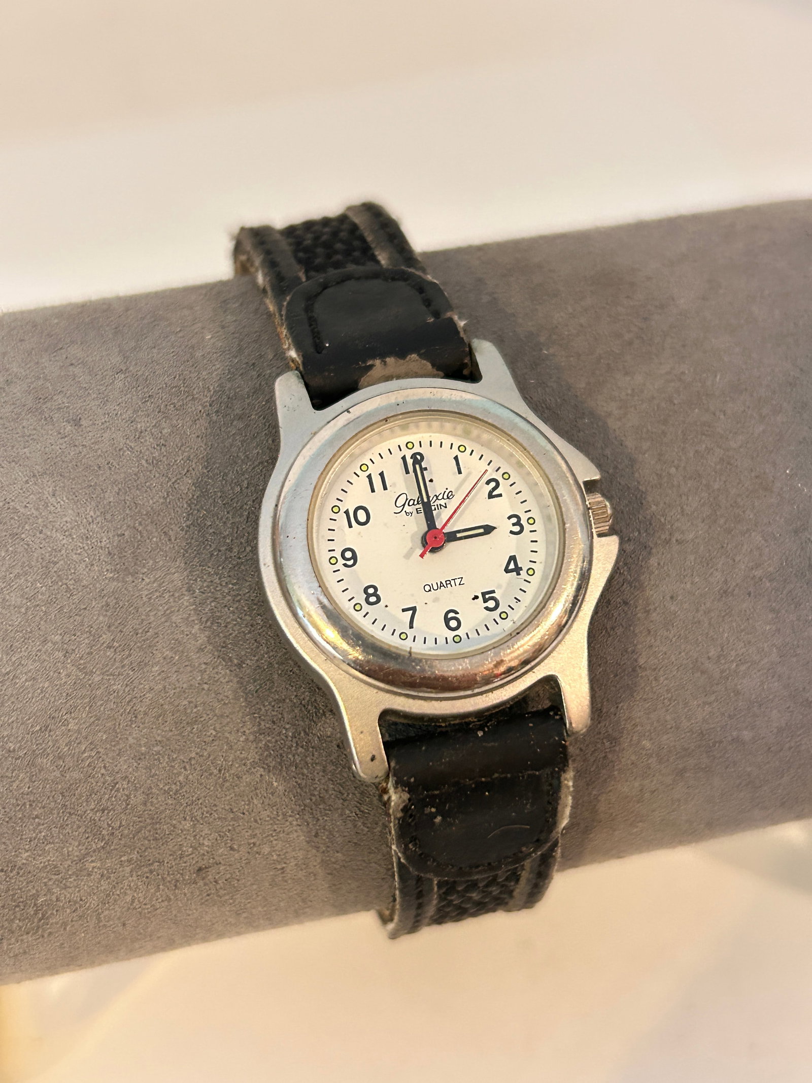 Vintage Galaxie by Elgin working Watch W1864: Vintage Galaxie by Elgin working Watch W1864 Please view all photos as they are part of the description and condition of this Item, Feel free to contact me with questions or picture requests! Used Ite