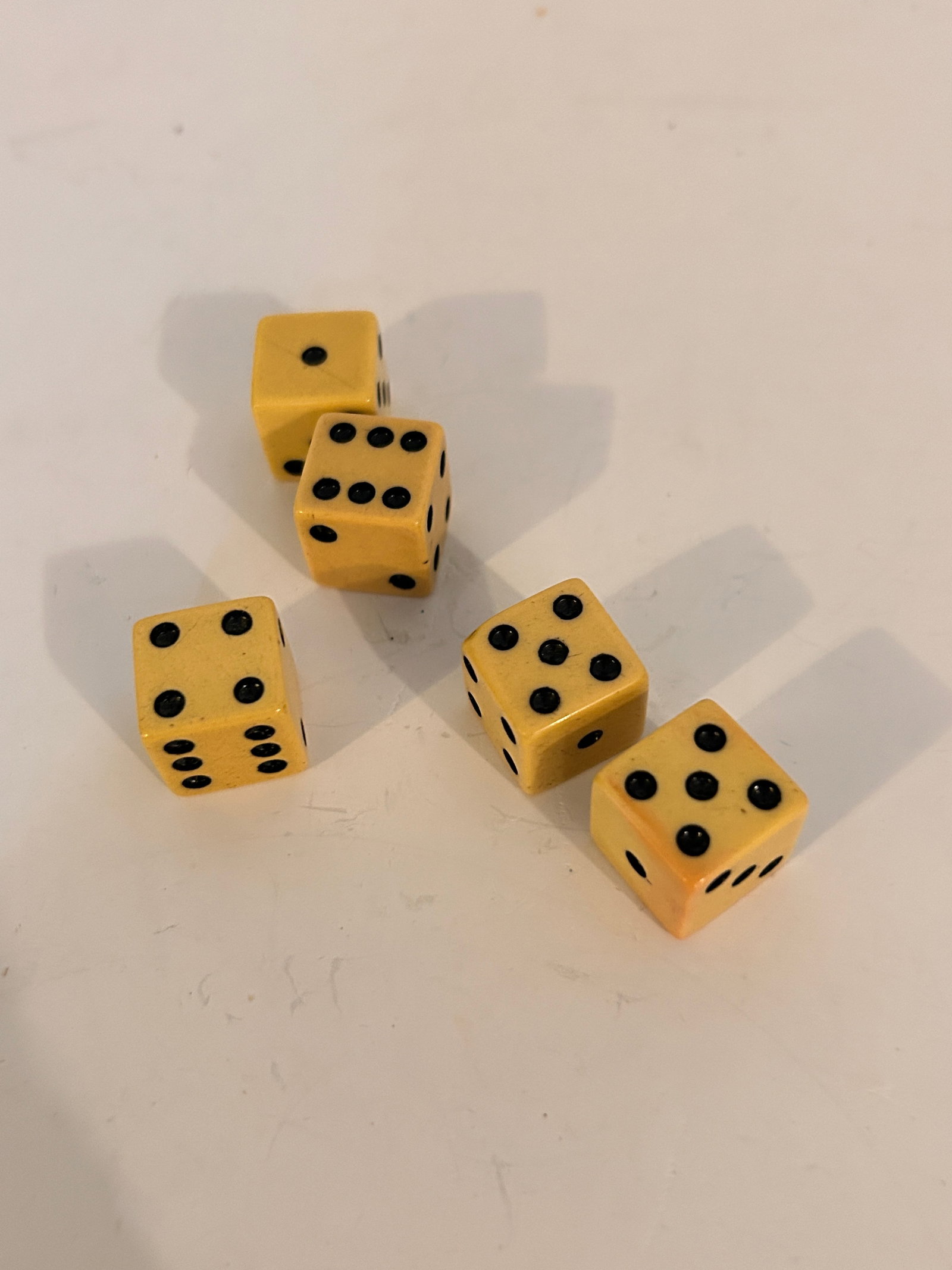 Vintage Lot of 5 Bakalite Dice: Vintage Lot of 5 Bakalite Dice Please view all photos as they are part of the description and condition of this Item, Feel free to contact me with questions or picture requests! Used Item AS IS