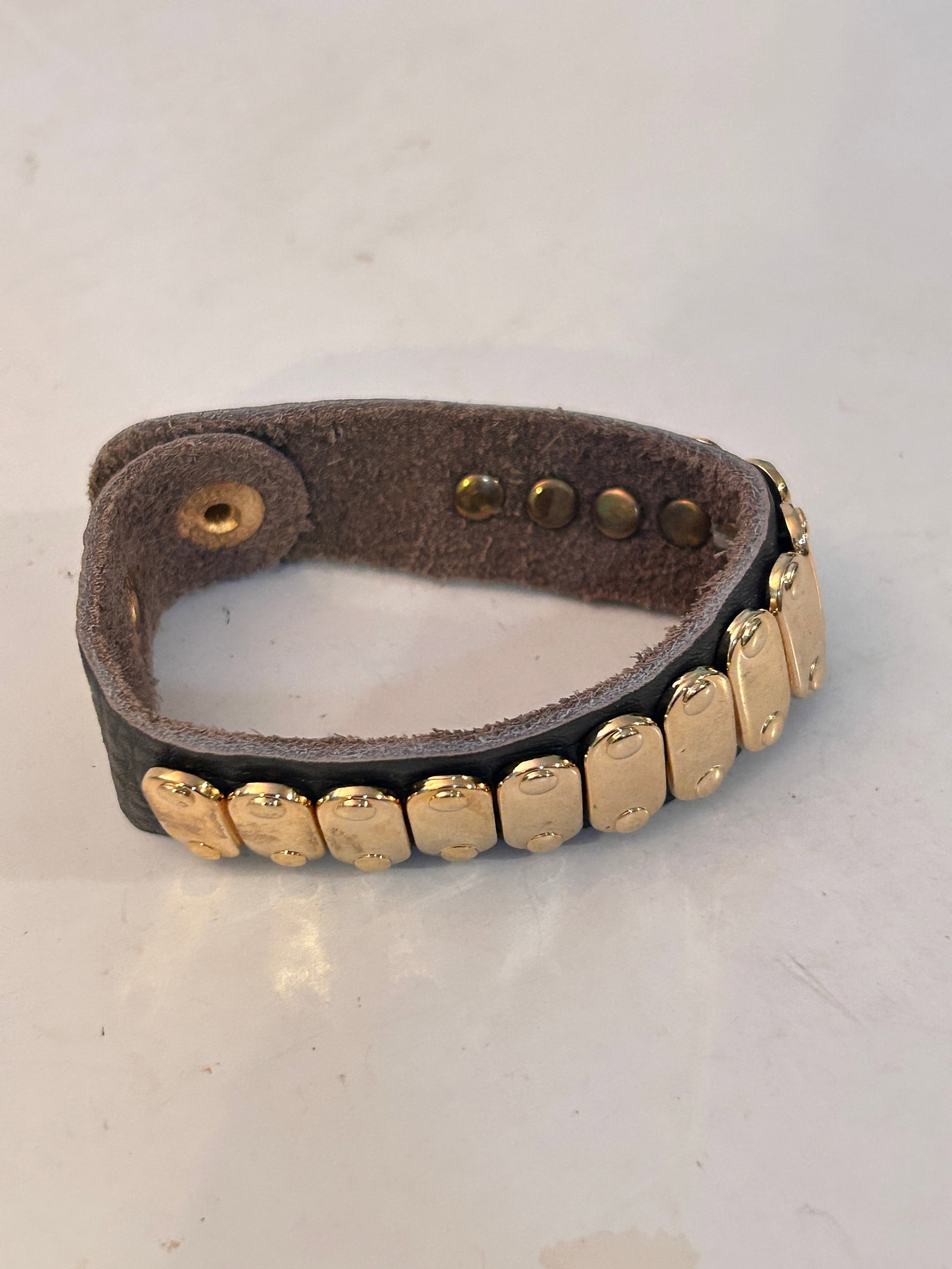 Vintage Gold Tone leather Bracelet 8": Vintage Gold Tone leather Bracelet 8" Please view all photos as they are part of the description and condition of this Item, Feel free to contact me with questions or picture requests! Used Item AS IS