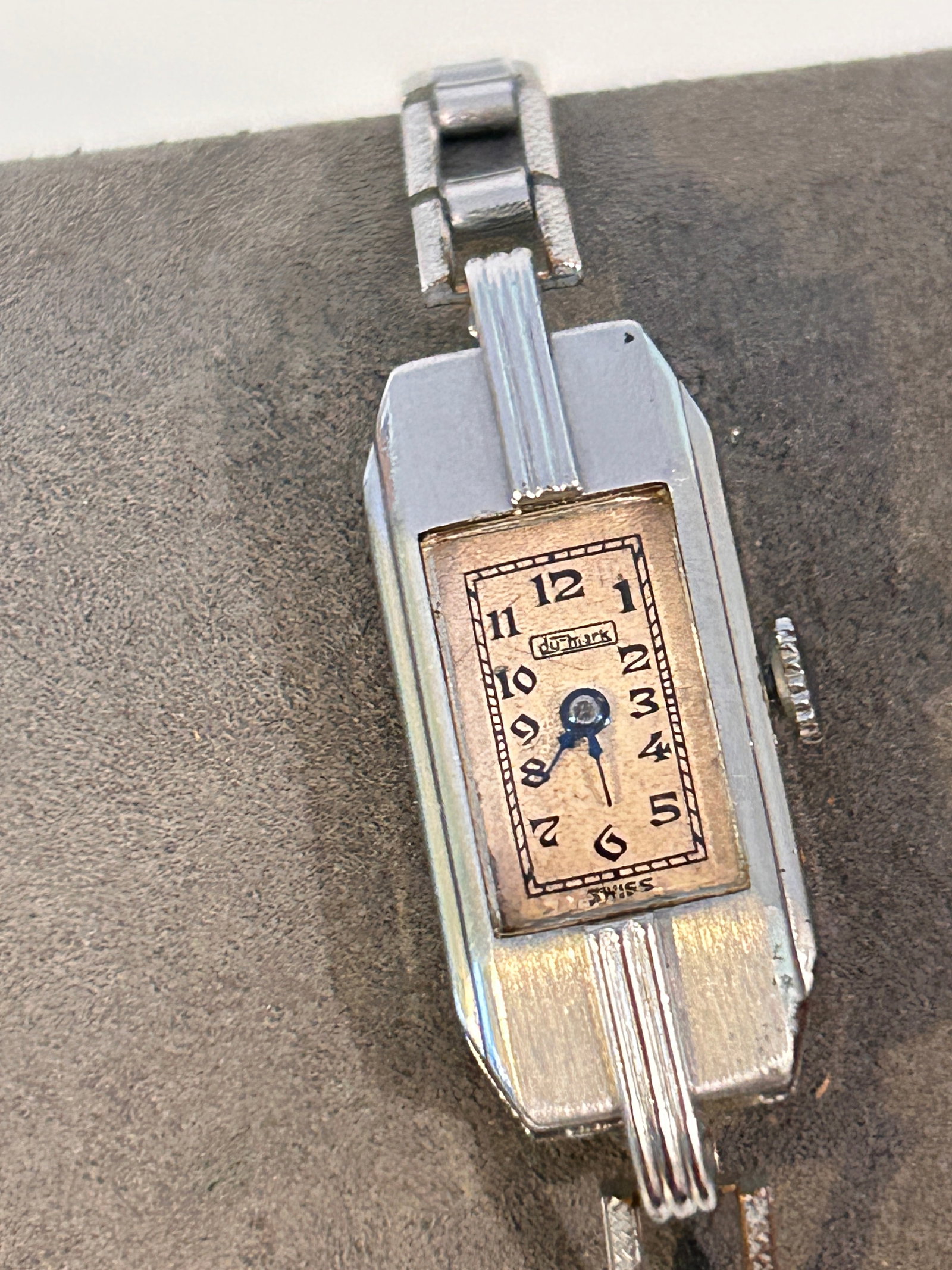 Vintage Art Deco Du-Mark Ladies mech working watch: Vintage Art Deco Du-Mark Ladies mech working watch Please view all photos as they are part of the description and condition of this Item, Feel free to contact me with questions or picture requests! Us