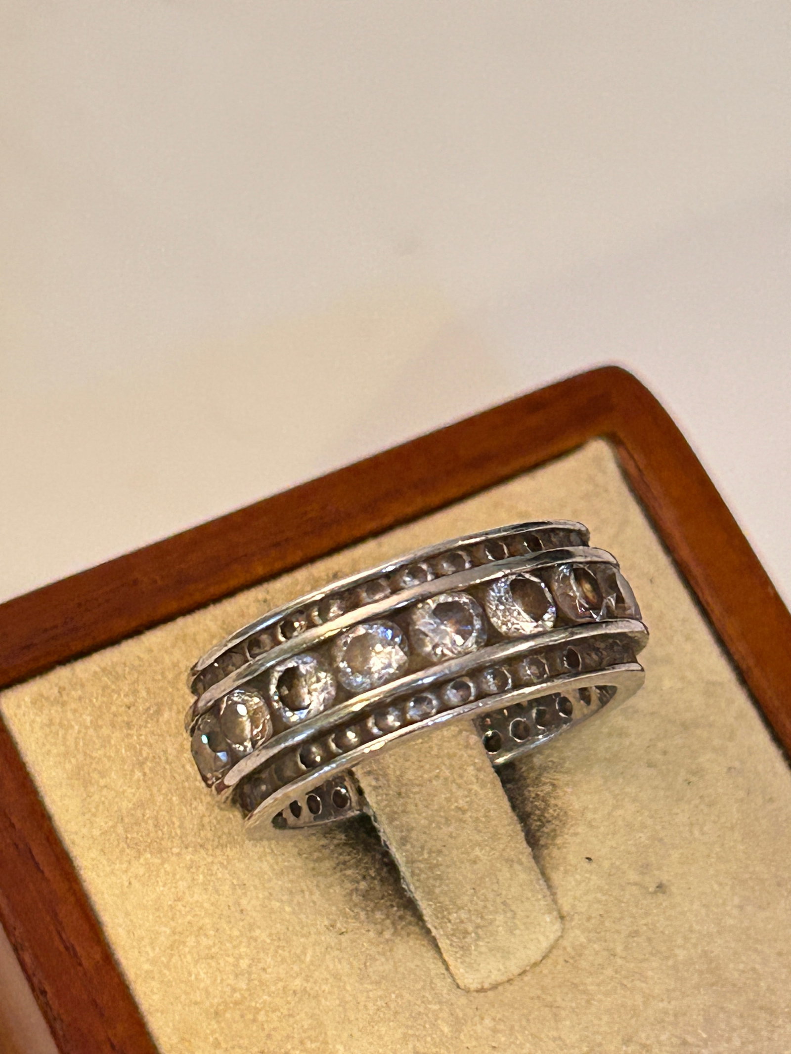 Vintage Sterling Silver Rhinestone Band Ring sz 10: Vintage Sterling Silver Rhinestone Band Ring sz 10 Please view all photos as they are part of the description and condition of this Item, Feel free to contact me with questions or picture requests! Us