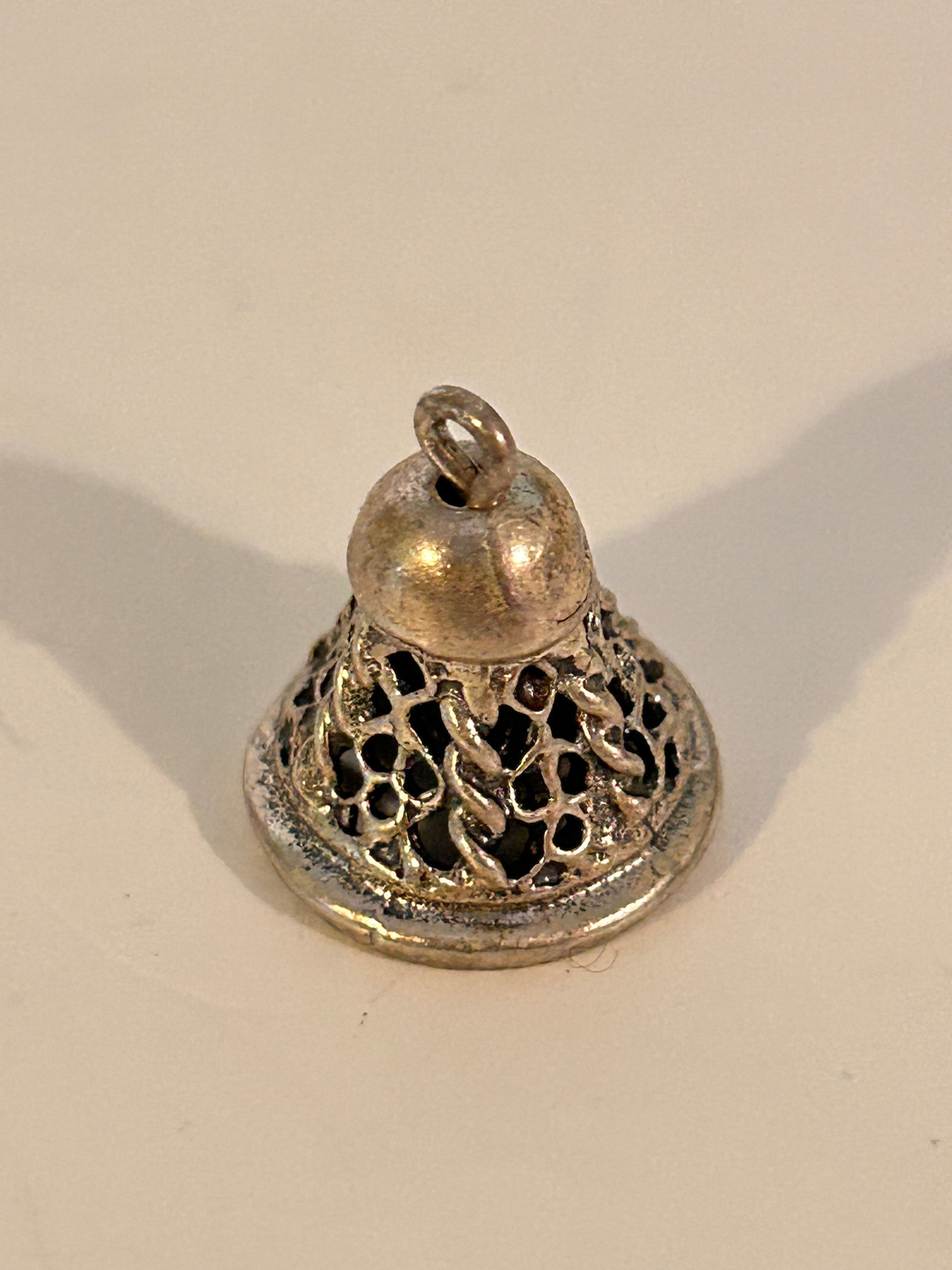 Vintage Sterling Silver Charm: Vintage Sterling Silver Charm Please view all photos as they are part of the description and condition of this Item, Feel free to contact me with questions or picture requests! Used Item AS IS