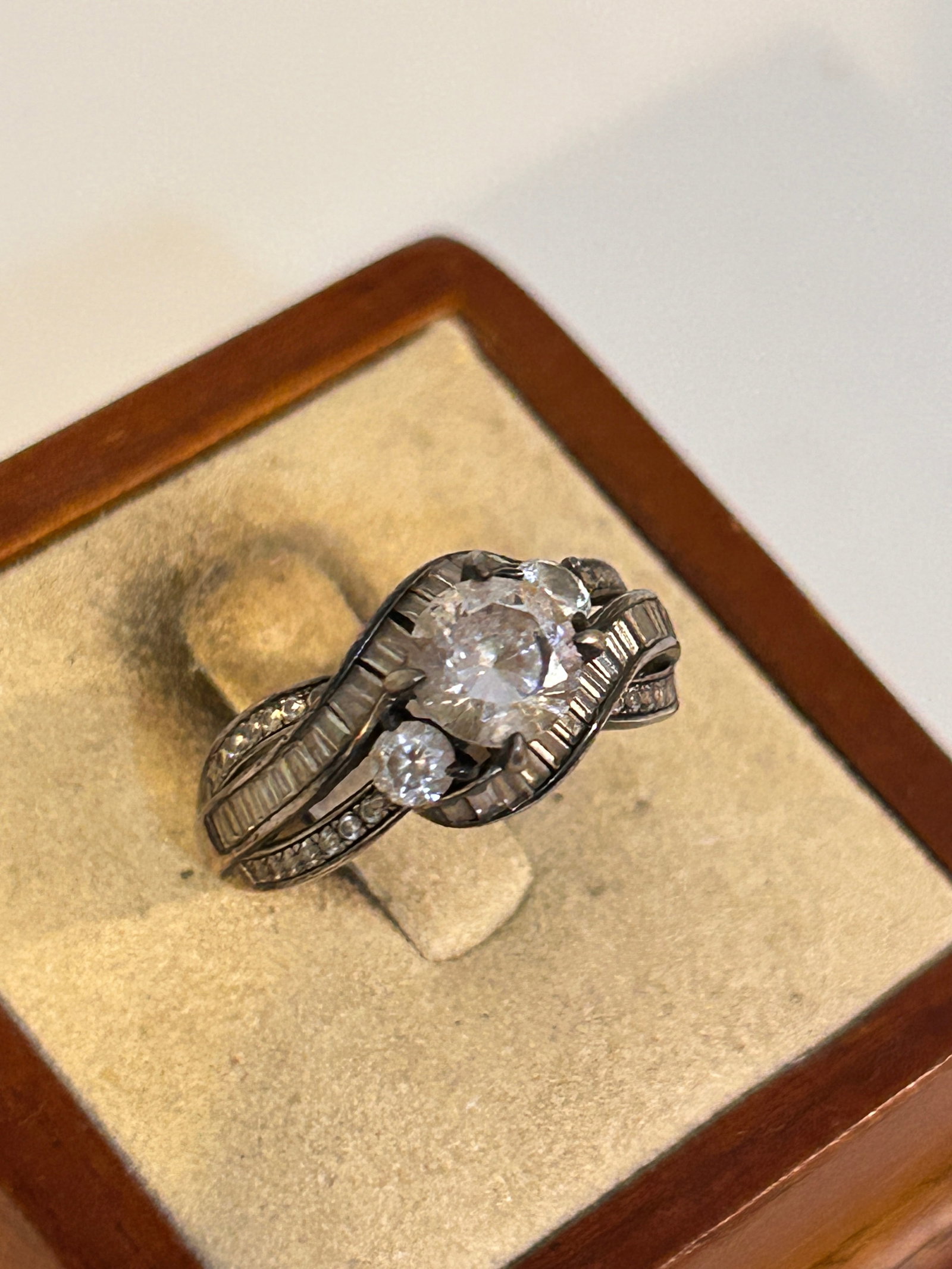 Vintage Sterling Silver Rhinestone Ring sz 8: Vintage Sterling Silver Rhinestone Ring sz 8 Please view all photos as they are part of the description and condition of this Item, Feel free to contact me with questions or picture requests! Used Ite