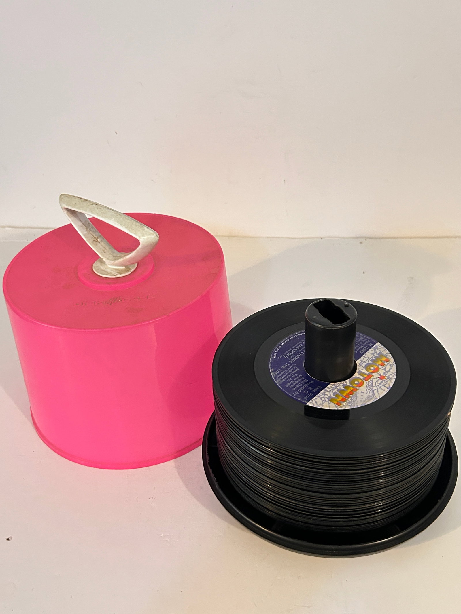 Vintage 1970s Disk Go Case with 45 RPM Records & Carrier Superonics Corp Hot Pink and Black 9" High: Vintage 1970s Disk Go Case with 45 RPM Records & Carrier Superonics Corp Hot Pink and Black 9" High Please view all photos as they are part of the description and condition of this Item, Feel free to 
