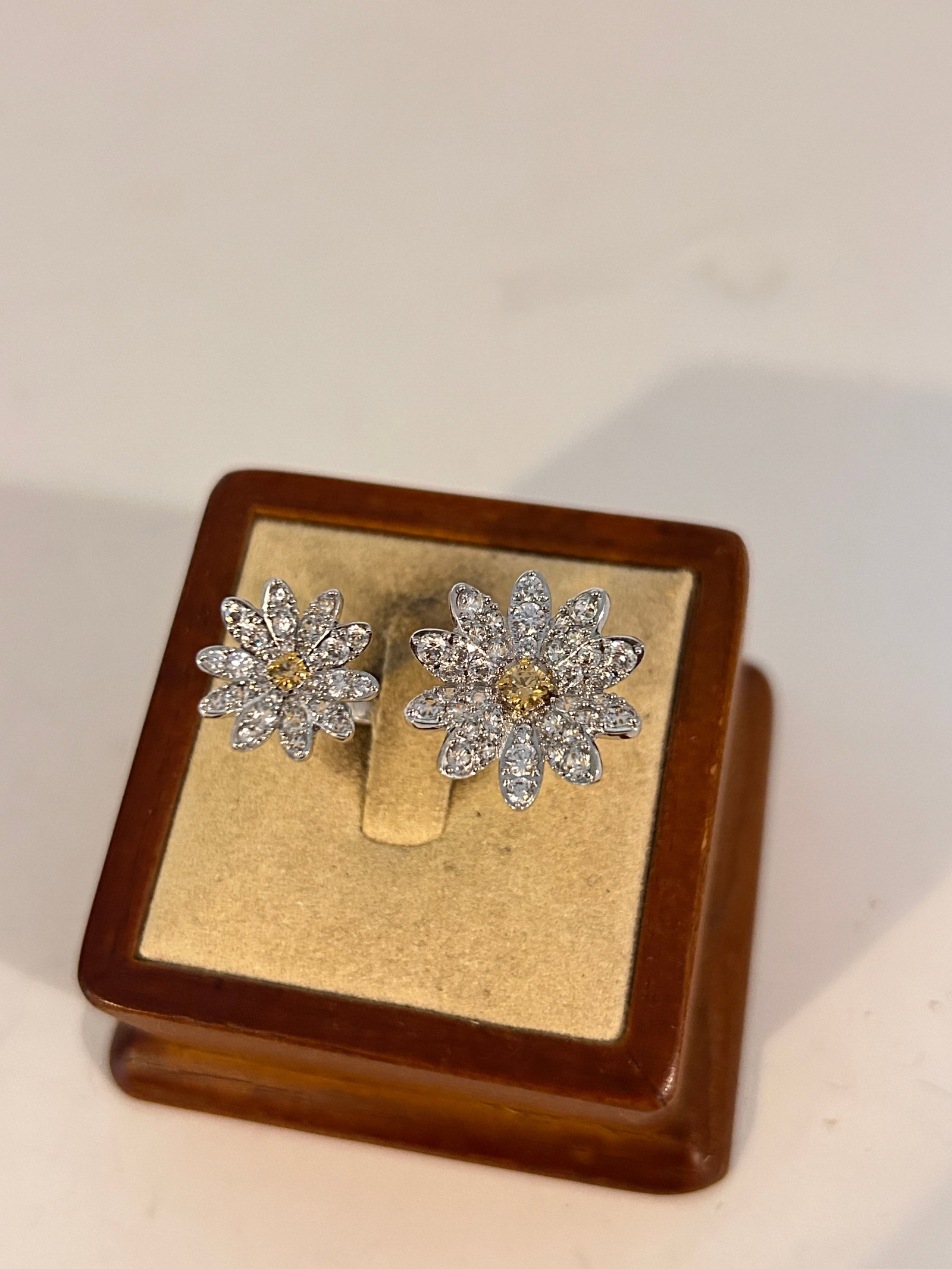 Swarovski Eternal Flower open ring Yellow, Mixed metal sz 5: Swarovski Eternal Flower open ring Yellow, Mixed metal sz 5 Please view all photos as they are part of the description and condition of this Item, Feel free to contact me with questions or picture req