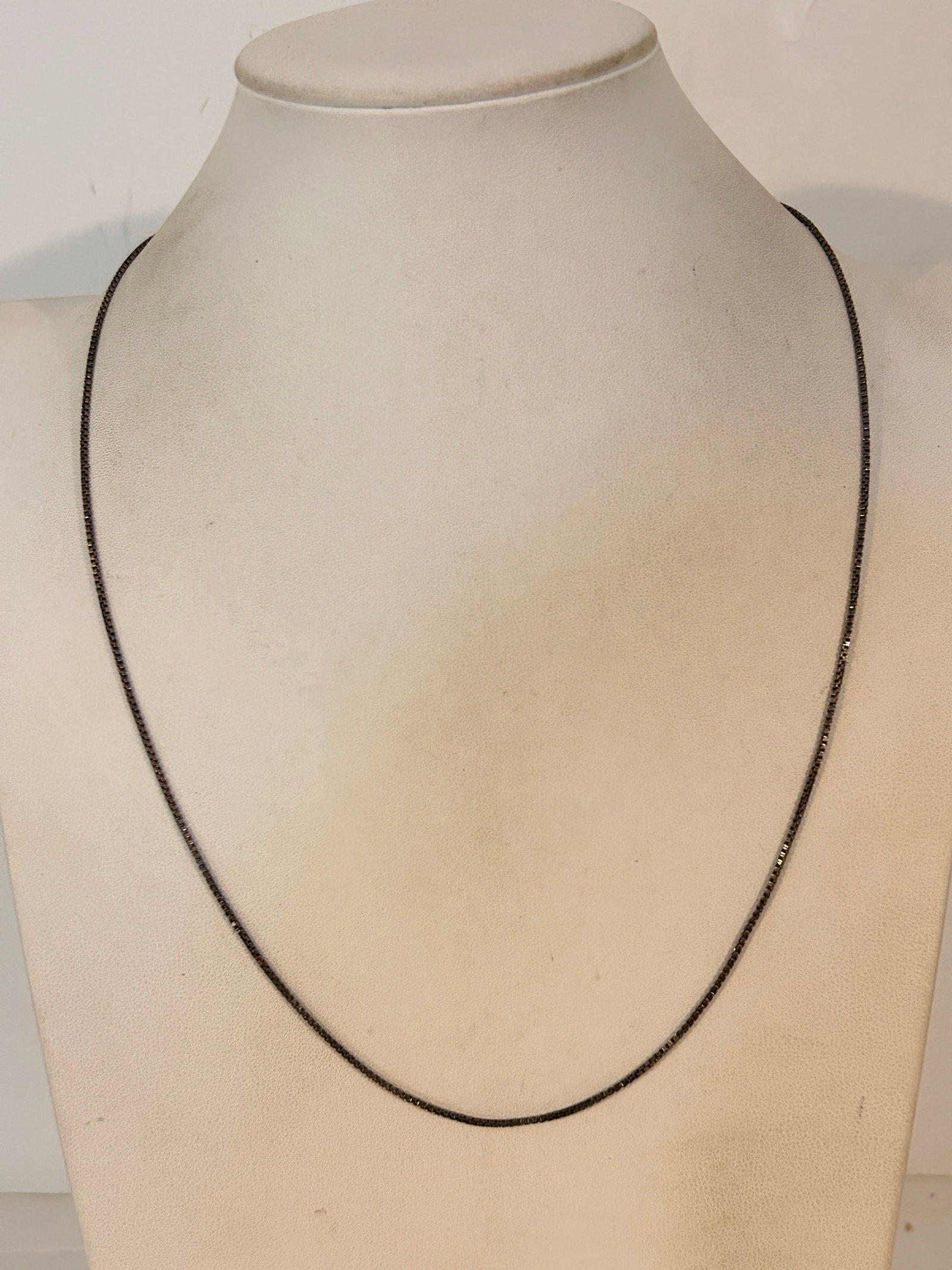 Italy Sterling Silver Box Chain Necklace 23": Italy Sterling Silver Box Chain Necklace 23" Please view all photos as they are part of the description and condition of this Item, Feel free to contact me with questions or picture requests! Used Ite