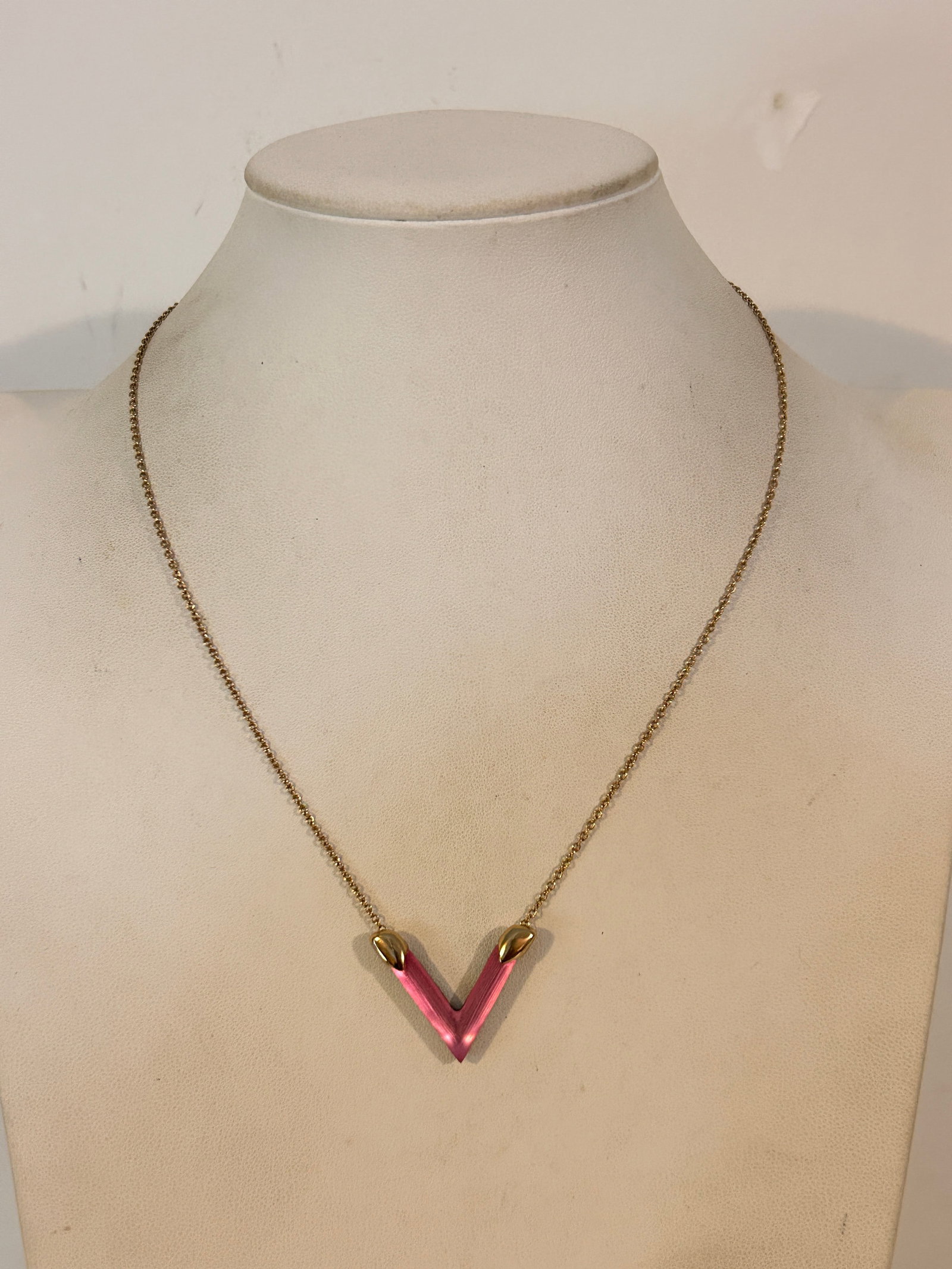 ALEXIS BITTAR Lucite V-Shape Pendant Necklace 18": ALEXIS BITTAR Lucite V-Shape Pendant Necklace 18" Please view all photos as they are part of the description and condition of this Item, Feel free to contact me with questions or picture requests! Use