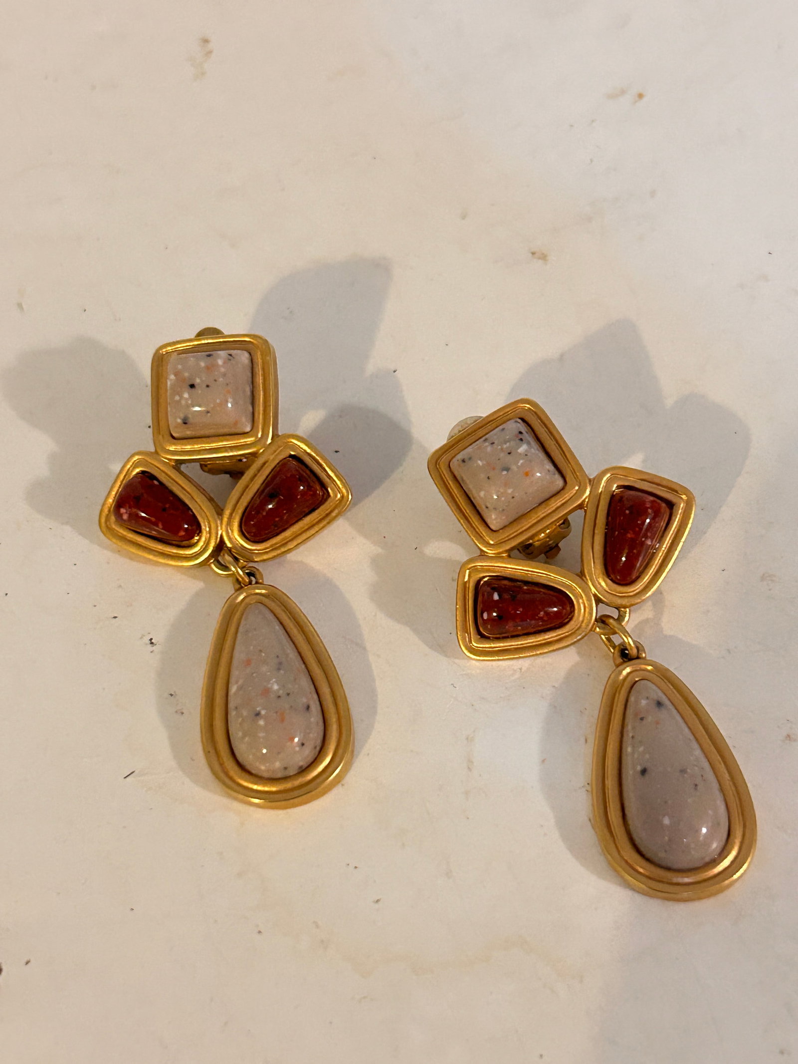 Vintage Avon Gold Tone Earrings: Vintage Avon Gold Tone EarringsPlease view all photos as they are part of the description and condition of this Item, Feel free to contact me with questions or picture requests! Used Item AS IS