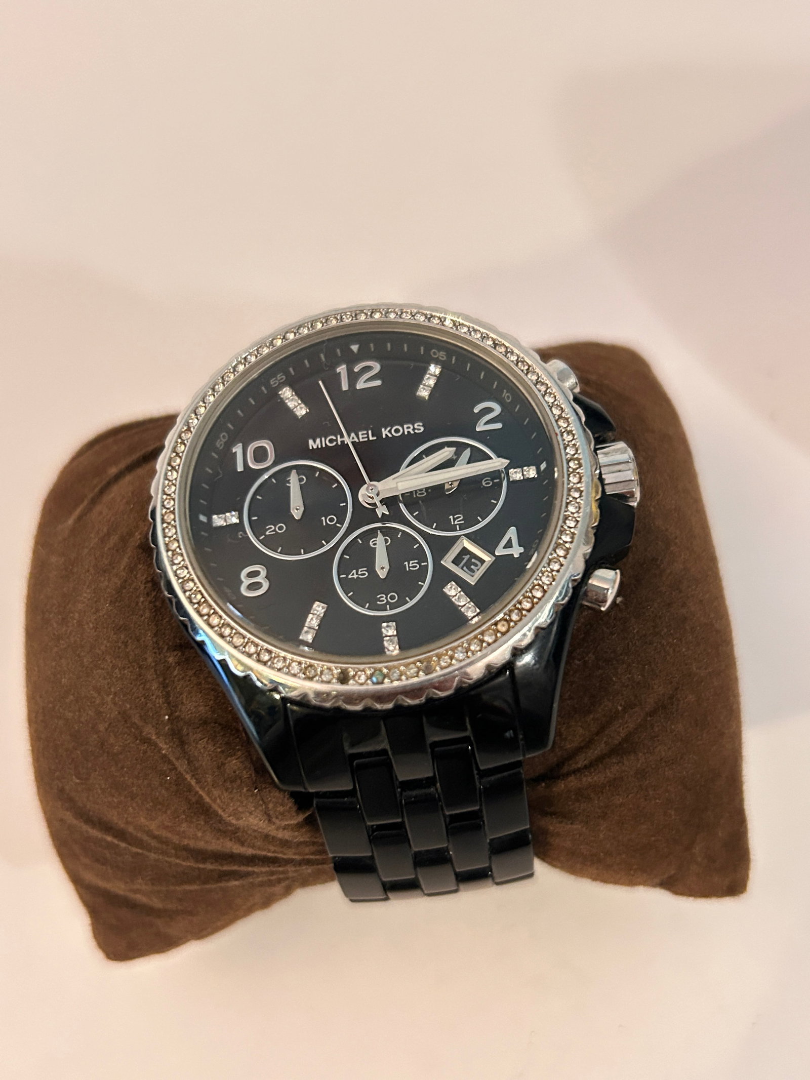 Michael Kors Ladies Black Ceramic Watch - MK-5490 working: Michael Kors Ladies Black Ceramic Watch - MK-5490 workingPlease view all photos as they are part of the description and condition of this Item, Feel free to contact me with questions or picture reques