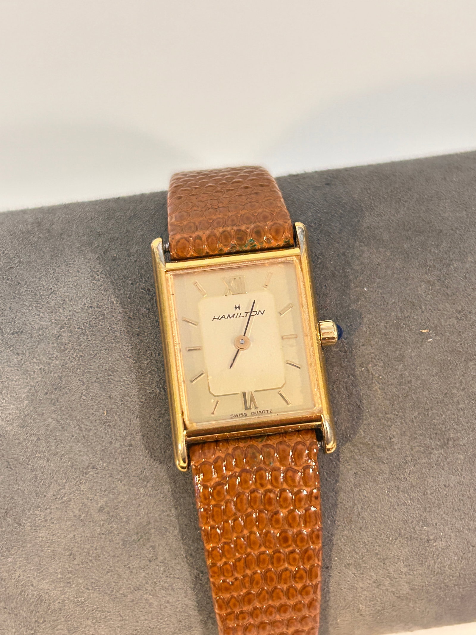 Ladies Vintage Hamilton 8330 Quartz Watch working: Ladies Vintage Hamilton 8330 Quartz Watch working Please view all photos as they are part of the description and condition of this Item, Feel free to contact me with questions or picture requests! Use