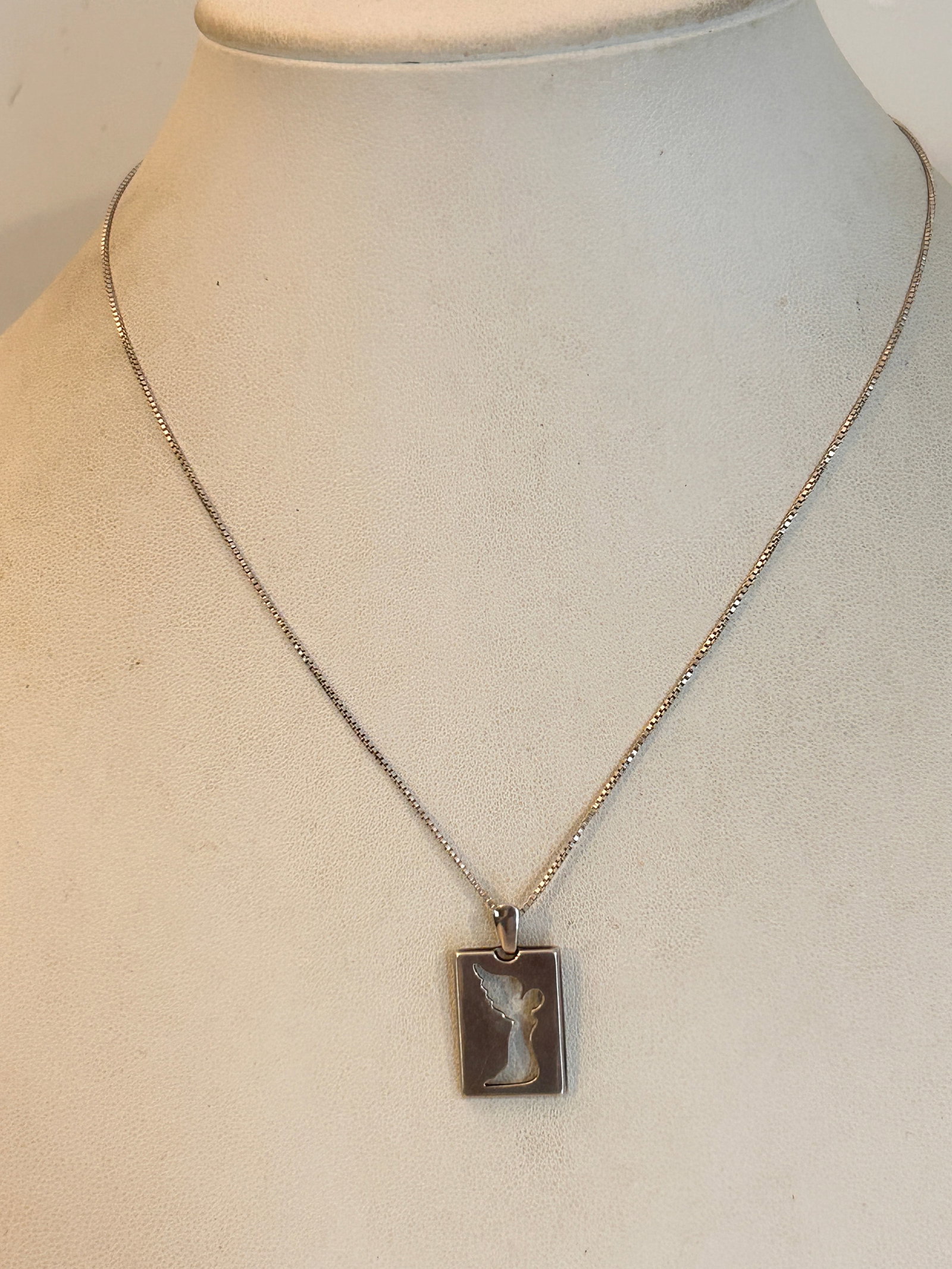 Lavaggi Sterling Silver Cutout Kneeling Angel 1? Pendant Boxed 16? Necklace: Lavaggi Sterling Silver Cutout Kneeling Angel 1? Pendant Boxed 16? Necklace Please view all photos as they are part of the description and condition of this Item, Feel free to contact me with question