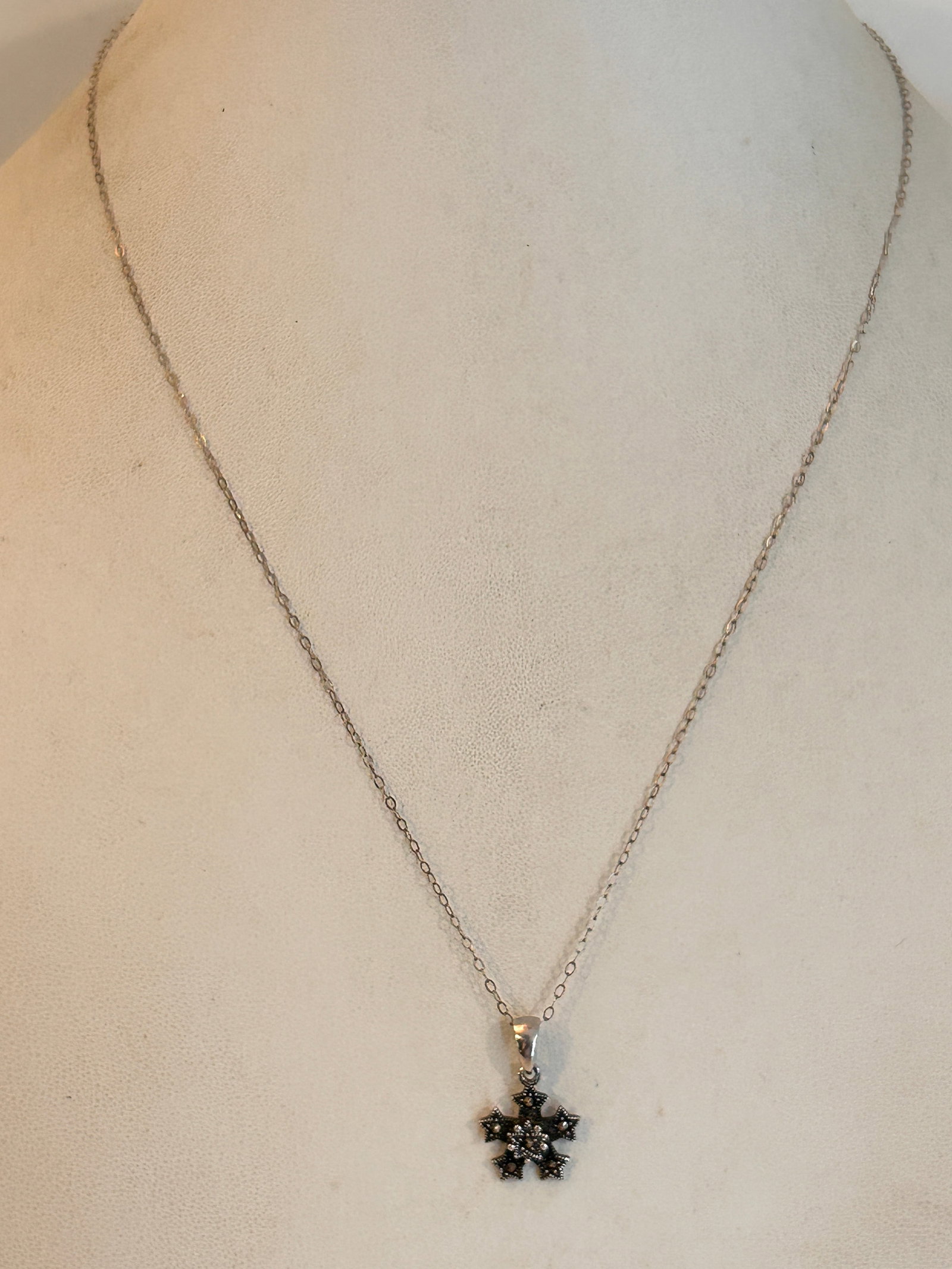 Vintage Sterling Silver Marcasite Snowflake Pendant 20" Long Chain: Vintage Sterling Silver Marcasite Snowflake Pendant 20" Long Chain Please view all photos as they are part of the description and condition of this Item, Feel free to contact me with questions or pict