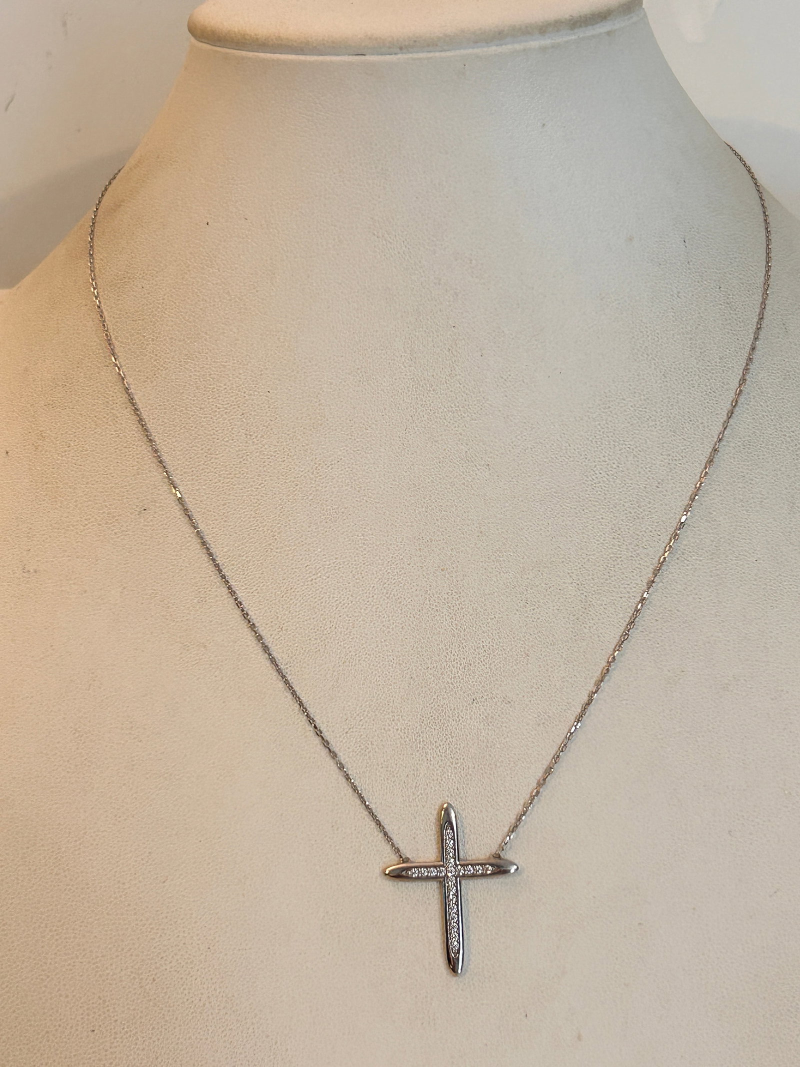 Vintage Sterling Silver Cross Chain Necklace 17": Vintage Sterling Silver Cross Chain Necklace 17" Please view all photos as they are part of the description and condition of this Item, Feel free to contact me with questions or picture requests! Used