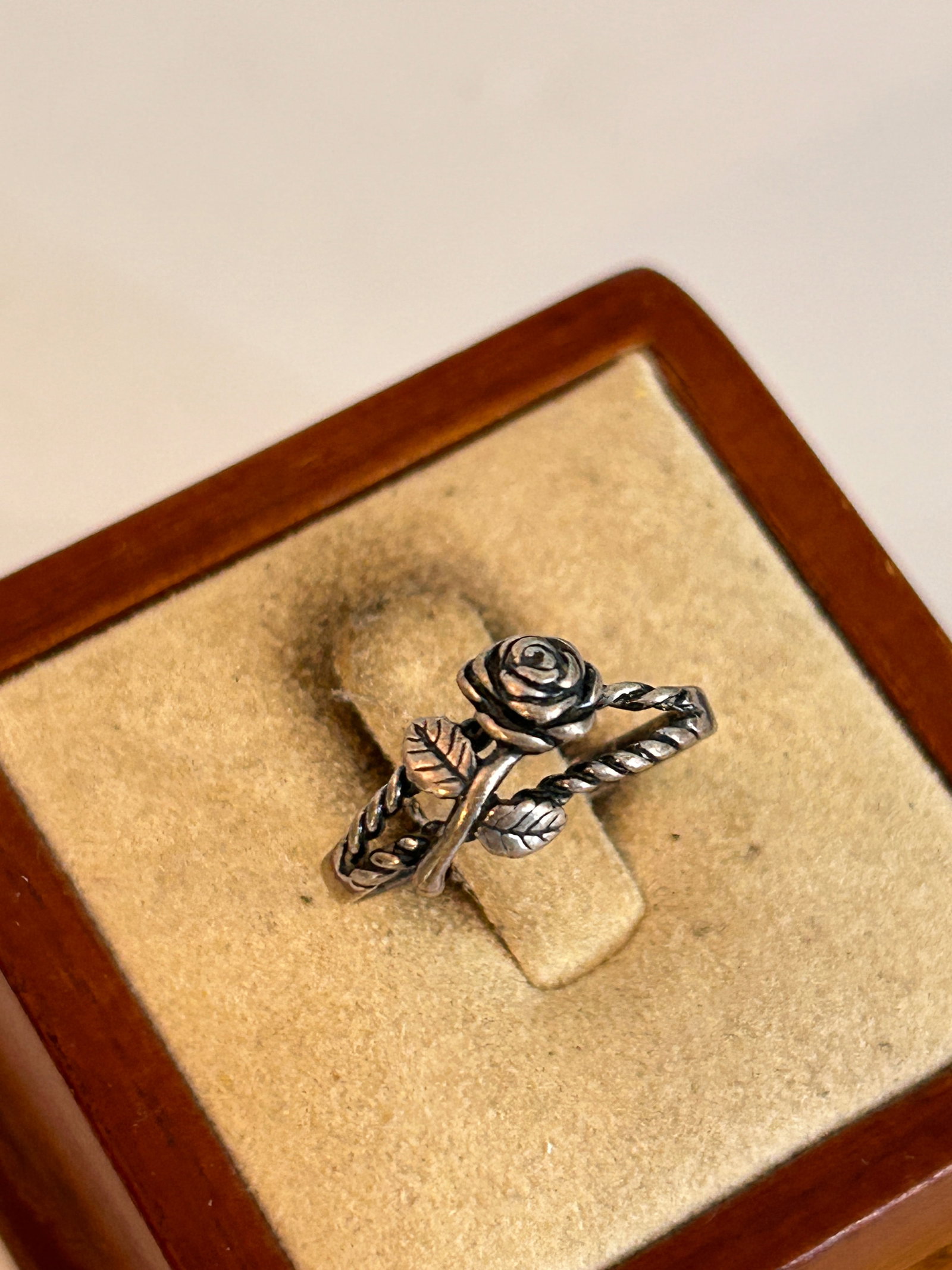 Sterling Silver Stem Rose Ring Sz 6: Sterling Silver Stem Rose Ring Sz 6 Please view all photos as they are part of the description and condition of this Item, Feel free to contact me with questions or picture requests! Used Item AS IS