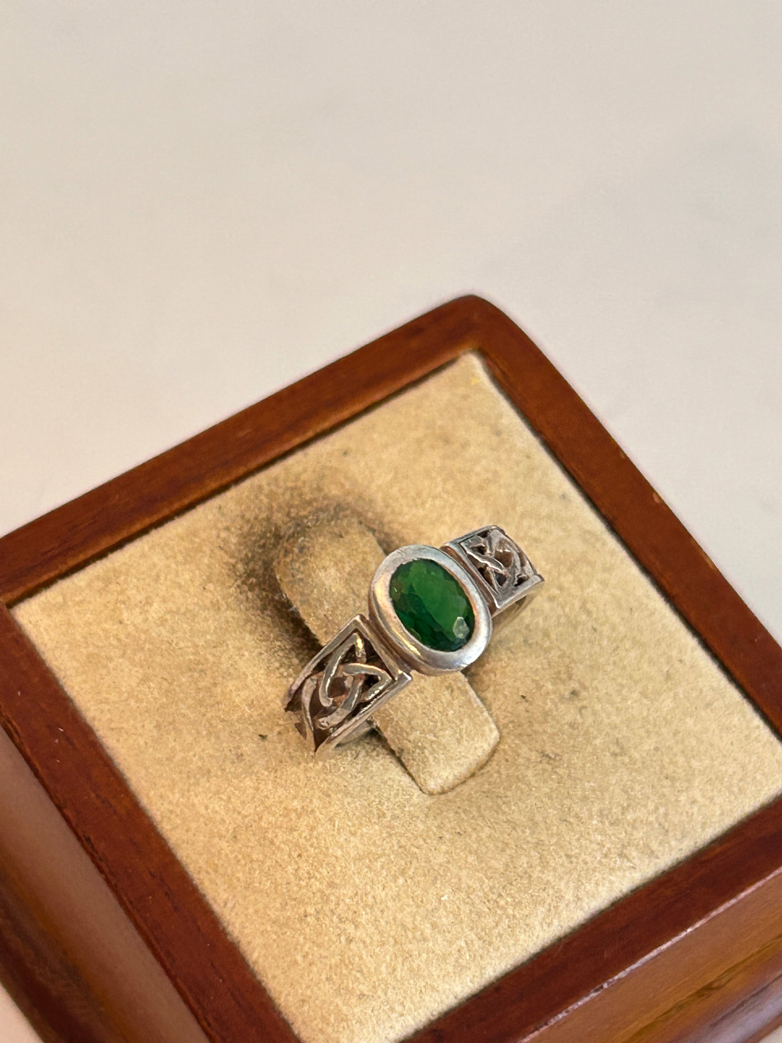 Green CZ Sterling Silver Trinity Knot Ring Sz 6: Green CZ Sterling Silver Trinity Knot Ring Sz 6 Please view all photos as they are part of the description and condition of this Item, Feel free to contact me with questions or picture requests! Used 