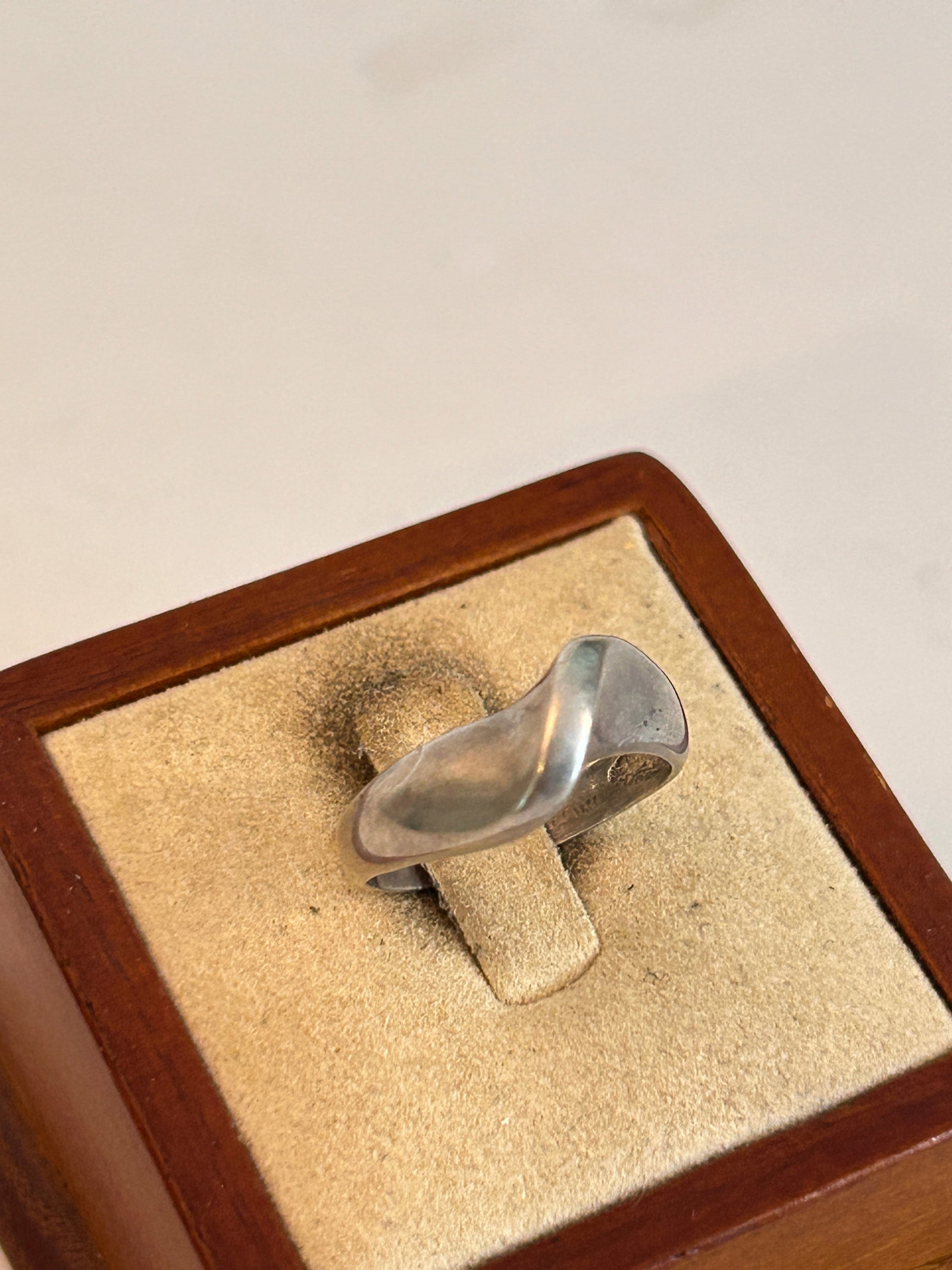 Tiffany & Co. sterling silver freeform ring designed by Elsa Peretti Sz 7: Tiffany & Co. sterling silver freeform ring designed by Elsa Peretti Sz 7 Please view all photos as they are part of the description and condition of this Item, Feel free to contact me with questions 