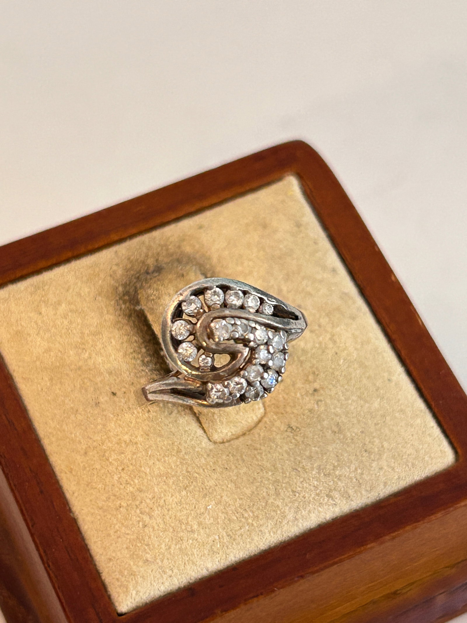 Vintage Sterling Silver 925 CZ Ring Sz 7: Vintage Sterling Silver 925 CZ Ring Sz 7 Please view all photos as they are part of the description and condition of this Item, Feel free to contact me with questions or picture requests! Used Item AS