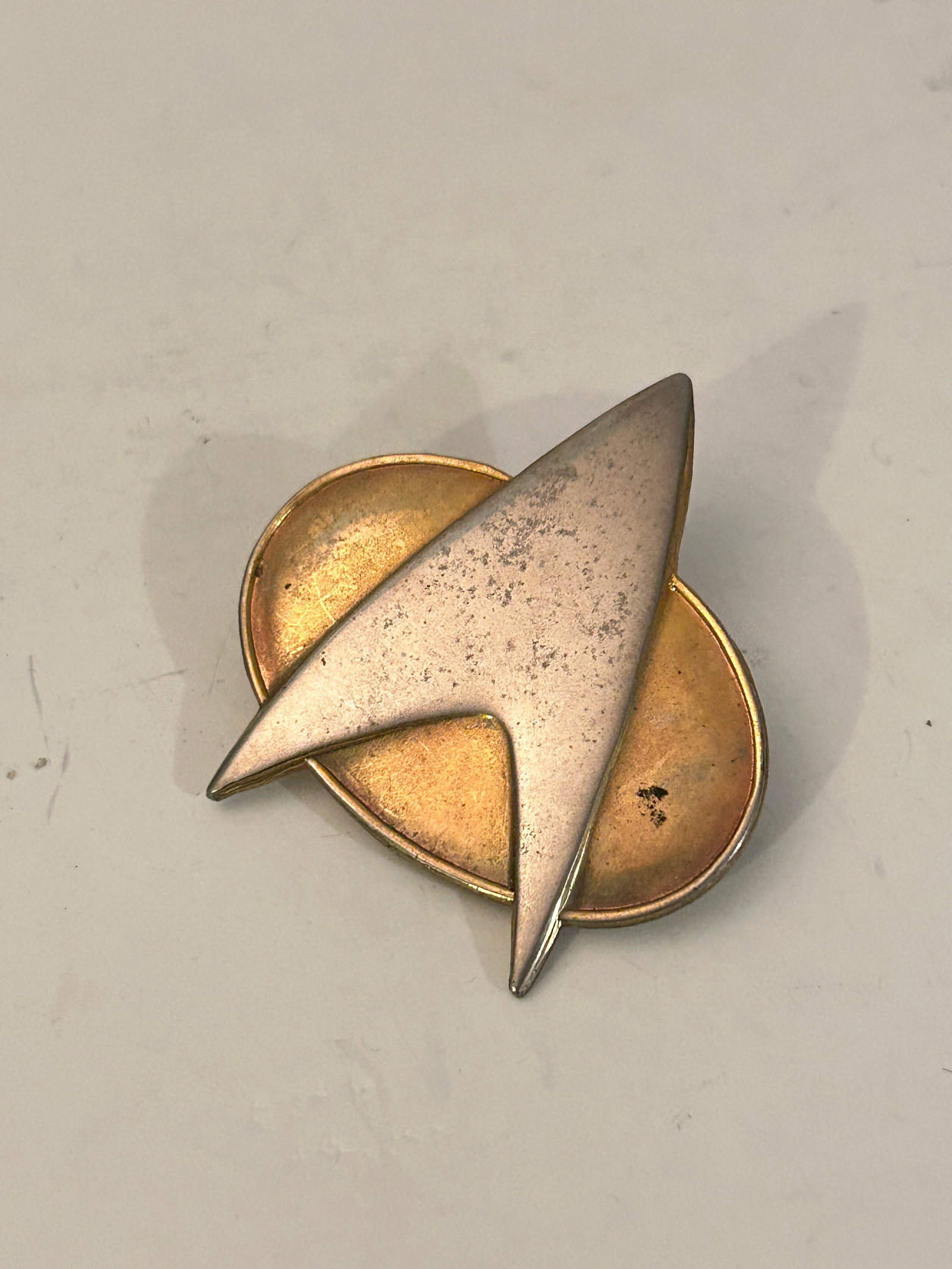Vintage 1988 Star Trek Communicator Lapel Pin Paramount The Hollywood Pin: Vintage 1988 Star Trek Communicator Lapel Pin Paramount The Hollywood Pin Please view all photos as they are part of the description and condition of this Item, Feel free to contact me with questions 