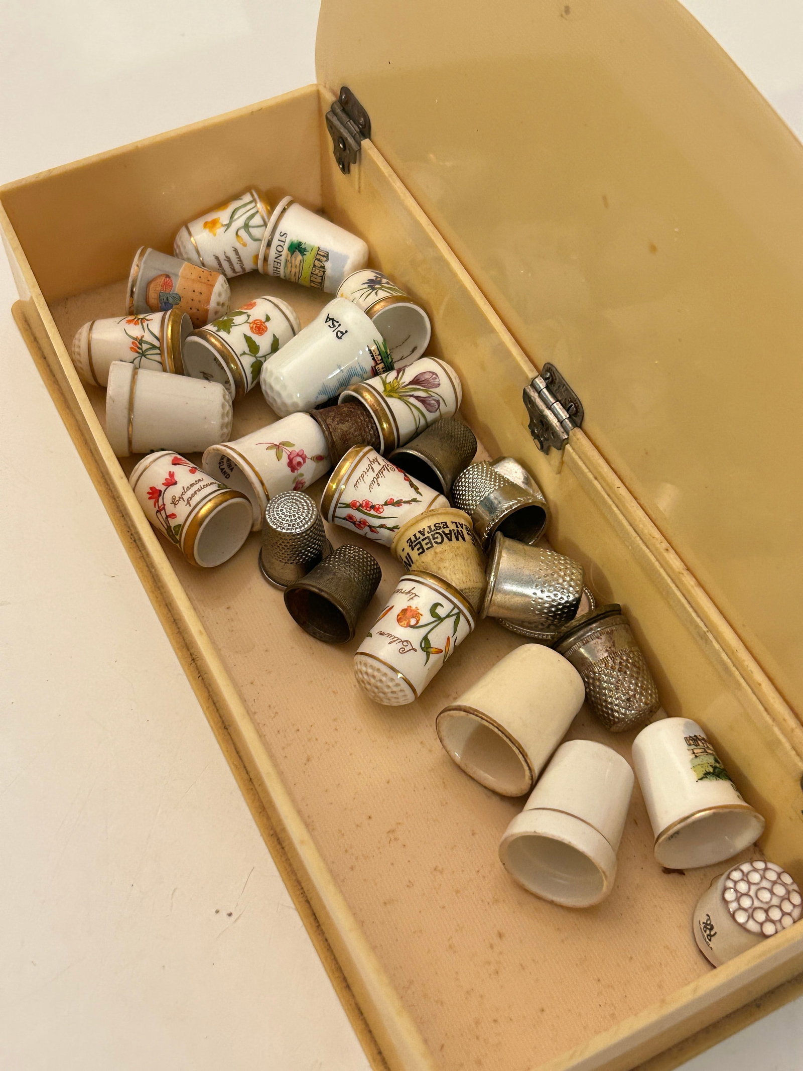 Vintage Yellow Celuloid Box of 26 Thimbles (1 of 4)