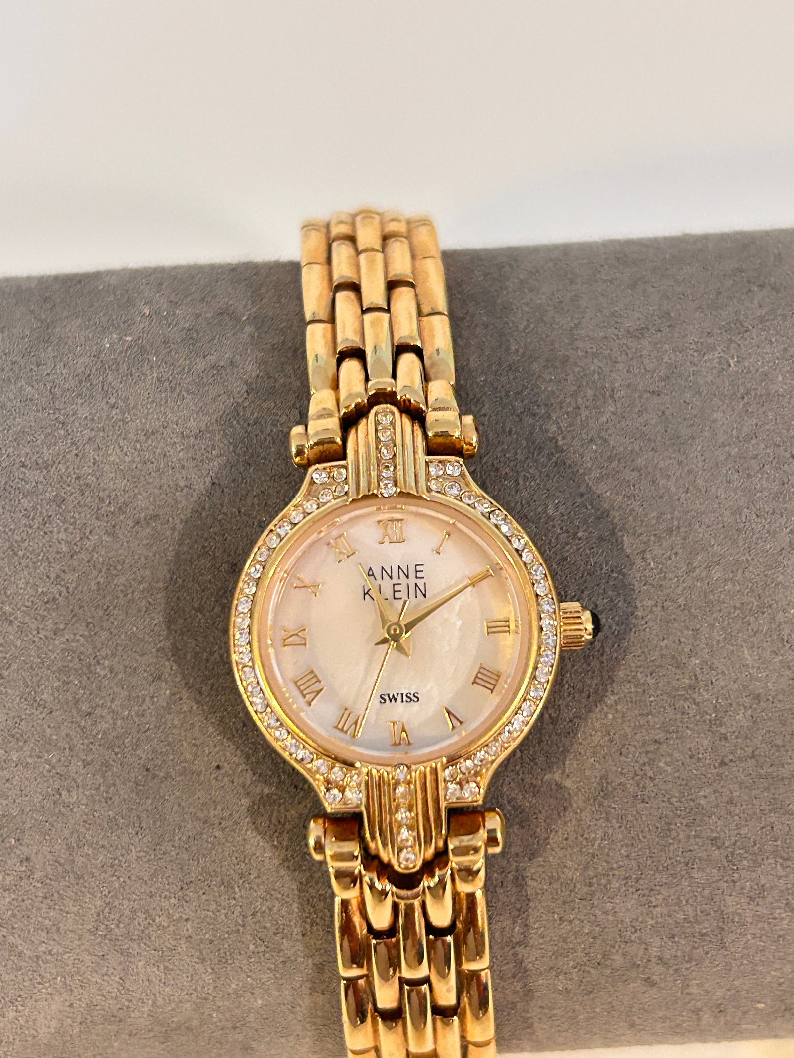 Vintage Anne Klein Gold Tone Round Face Women?s Watch working (1 of 5)
