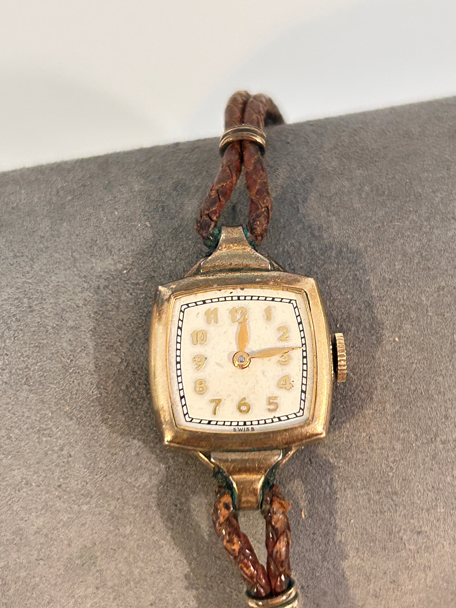 vintage mech ladies' Watch 10k gold-filled case working: vintage mech ladies' Watch 10k gold-filled case working Please view all photos as they are part of the description and condition of this Item, Feel free to contact me with questions or picture request