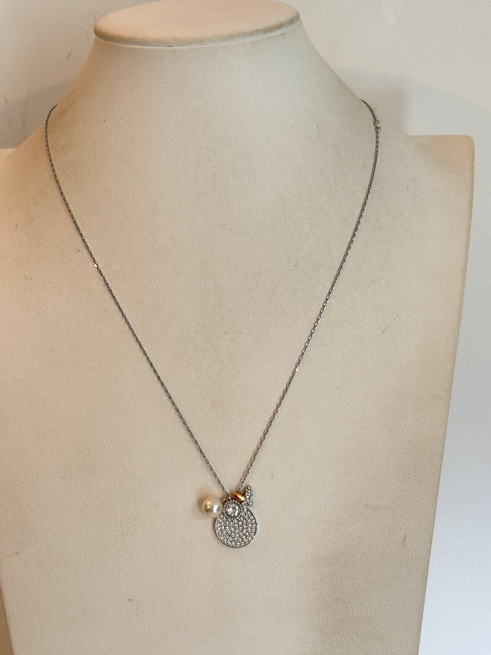 Vintage Swarovski Cute Pendant Butterfly Flowers Clear Crystal Pearl Necklace 21": Vintage Swarovski Cute Pendant Butterfly Flowers Clear Crystal Pearl Necklace 21" Please view all photos as they are part of the description and condition of this Item, Feel free to contact me with qu