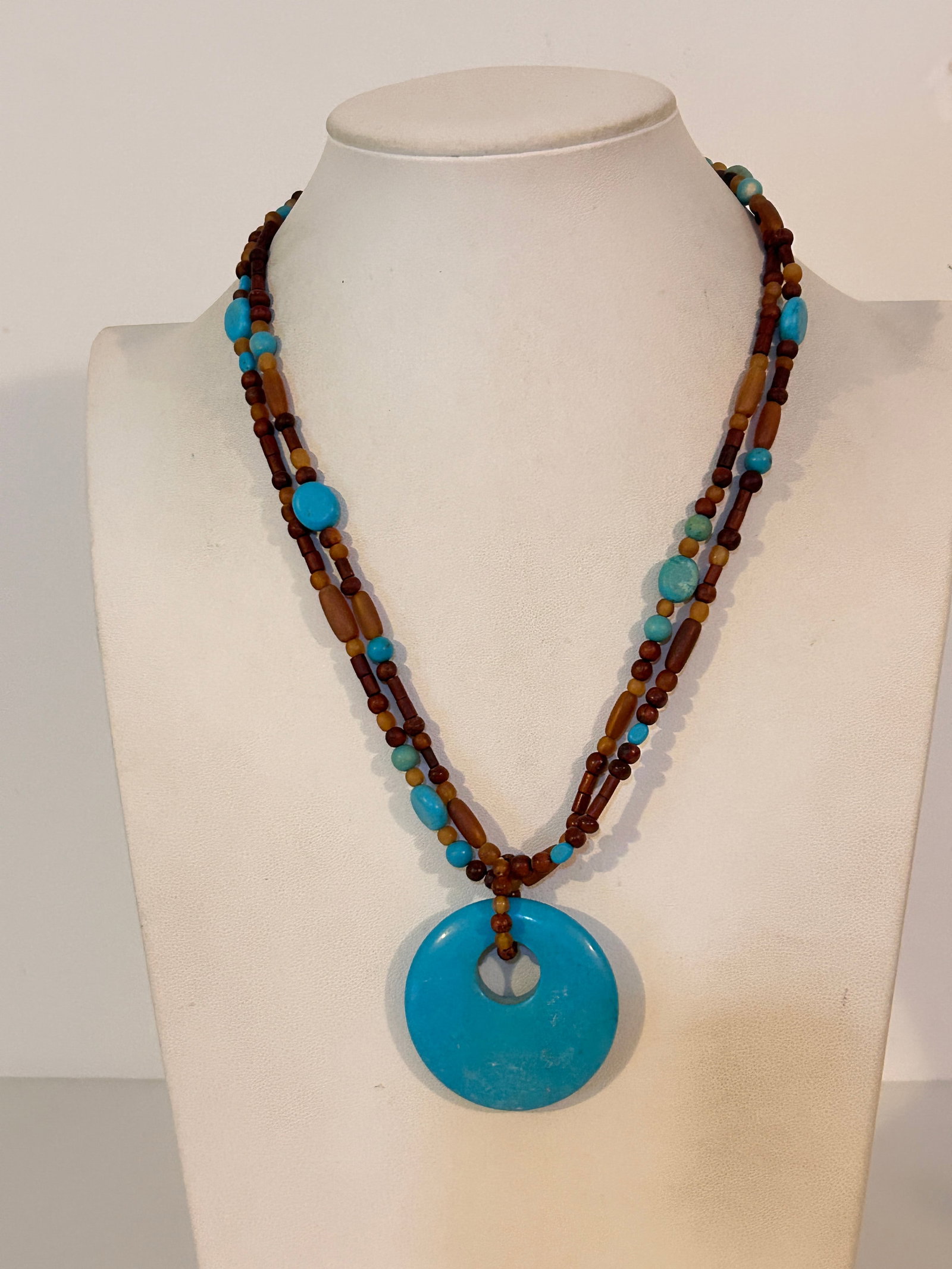 Vintage faux Turquoise beaded Necklace Sz 20": Vintage faux Turquoise beaded Necklace Sz 20" Please view all photos as they are part of the description and condition of this Item, Feel free to contact me with questions or picture requests! Used It