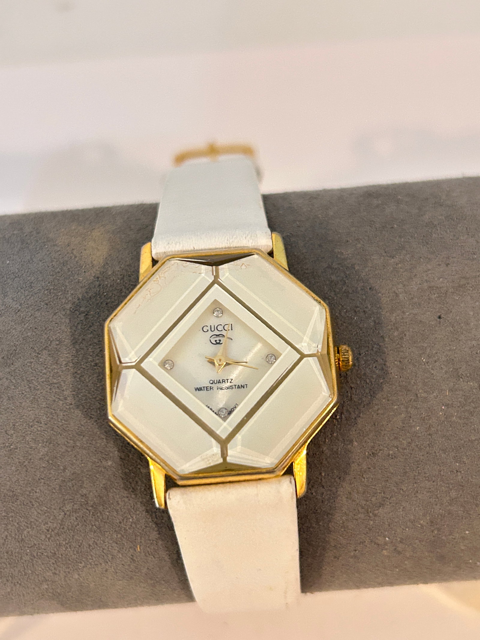 Gucci Diamond White / Gold tone Quartz Watch 4 Diamonds Rare Working great!!!: Gucci Diamond White / Gold tone Quartz Watch 4 Diamonds Rare Working great!!! Please view all photos as they are part of the description and condition of this Item, Feel free to contact me with questi