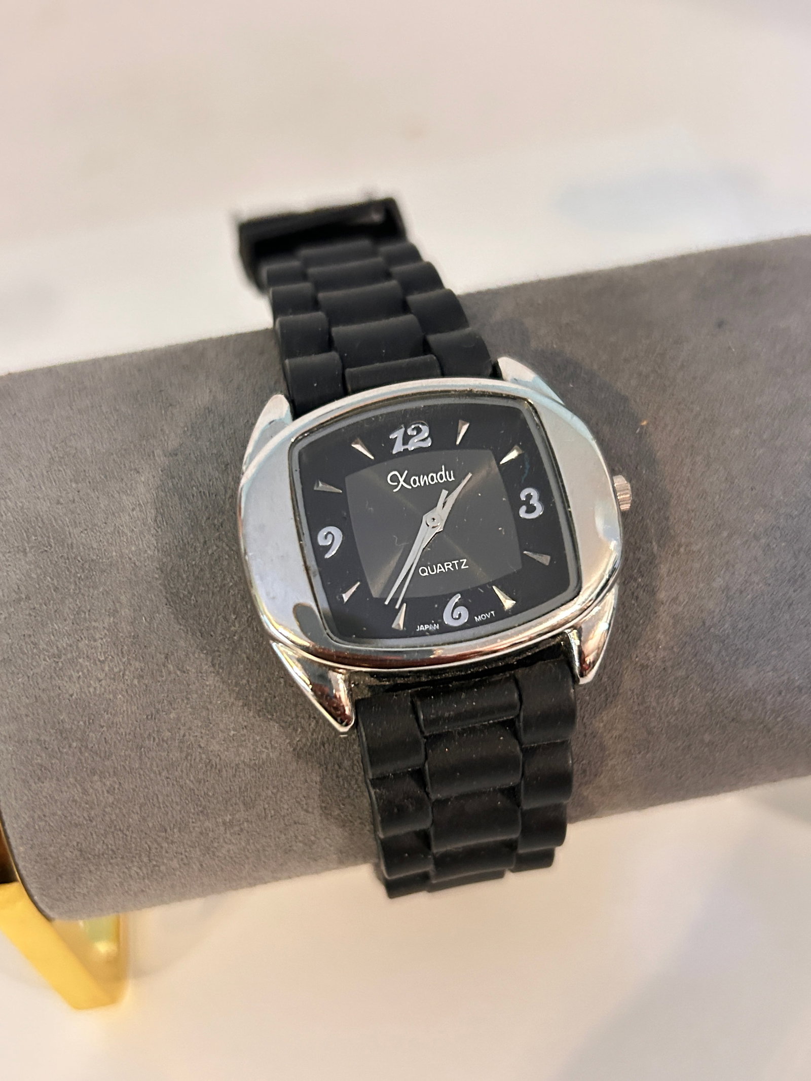Xanadu quartz working watch needs bat (1 of 5)