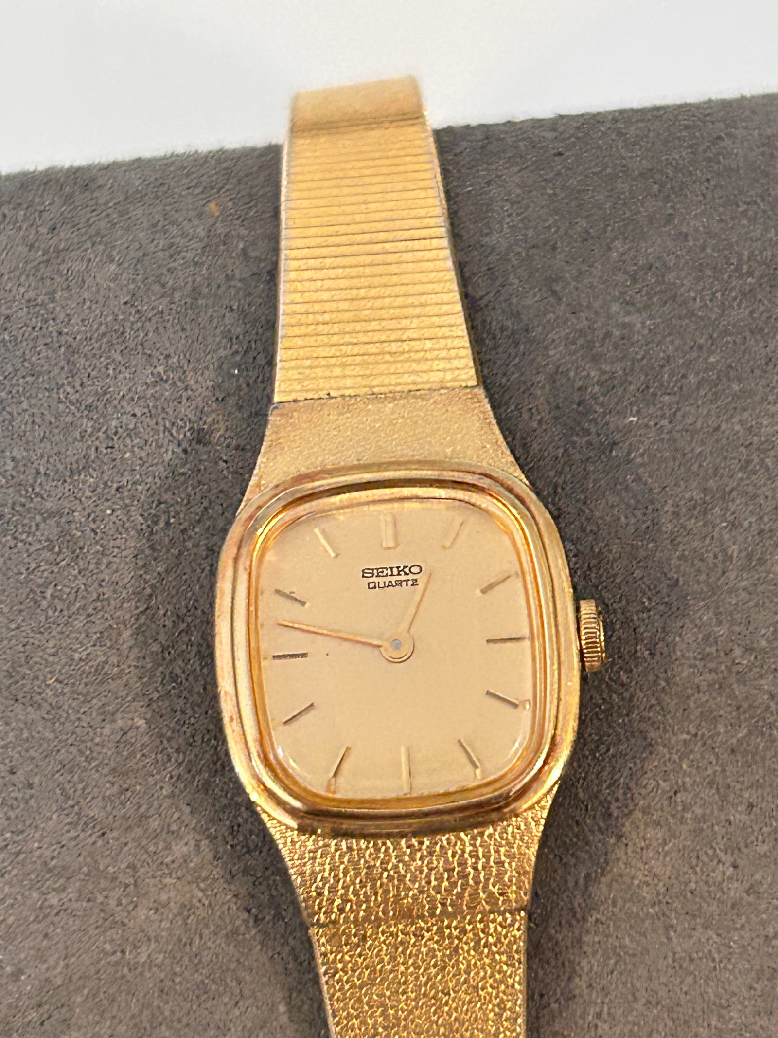 Vintage Seiko Quartz 2C20-5770 Watch working: Vintage Seiko Quartz 2C20-5770 Watch working Please view all photos as they are part of the description and condition of this Item, Feel free to contact me with questions or picture requests! Used Ite