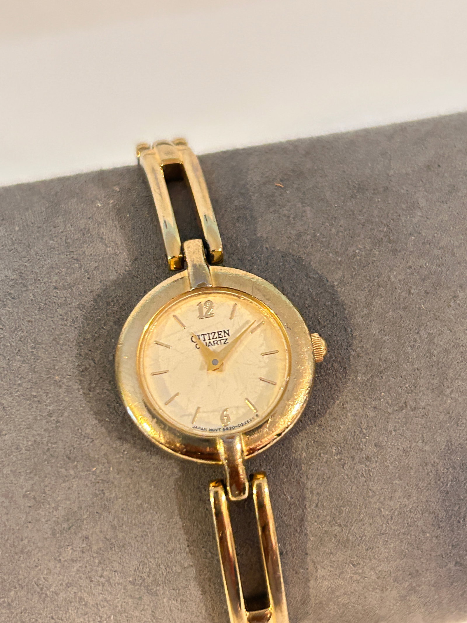 Vintage 1990s Citizen Ladies Quartz Two-Tone Watch needs bat: Vintage 1990s Citizen Ladies Quartz Two-Tone Watch needs bat Please view all photos as they are part of the description and condition of this Item, Feel free to contact me with questions or picture re