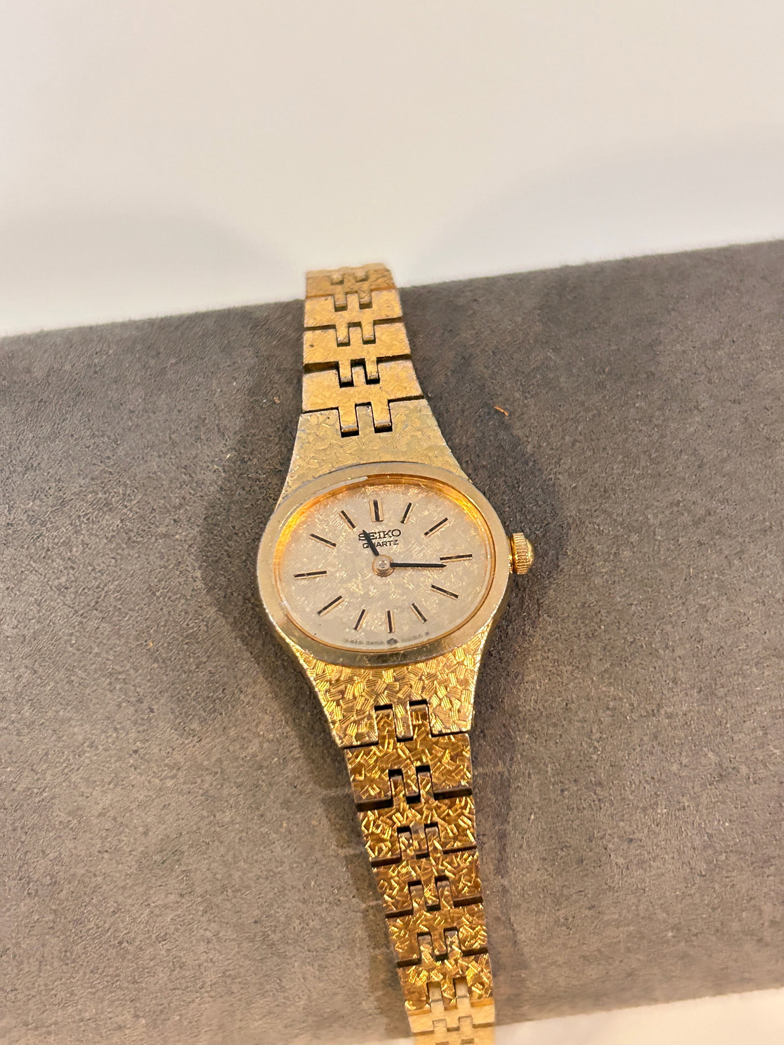 Ladies Seiko Dress Cocktail Oval Gold Tone Analog Watch working: Ladies Seiko Dress Cocktail Oval Gold Tone Analog Watch working Please view all photos as they are part of the description and condition of this Item, Feel free to contact me with questions or picture